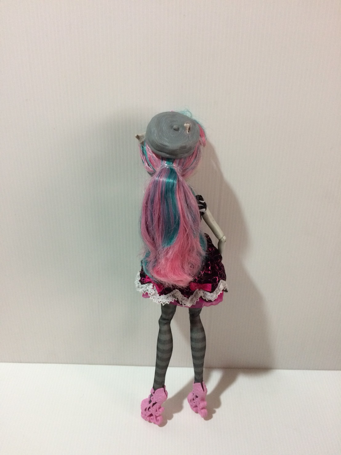 ตุ๊กตา Monster High Doll Rochell Goyle First Wave Scaris City มือสองสภาพดีค่ะ