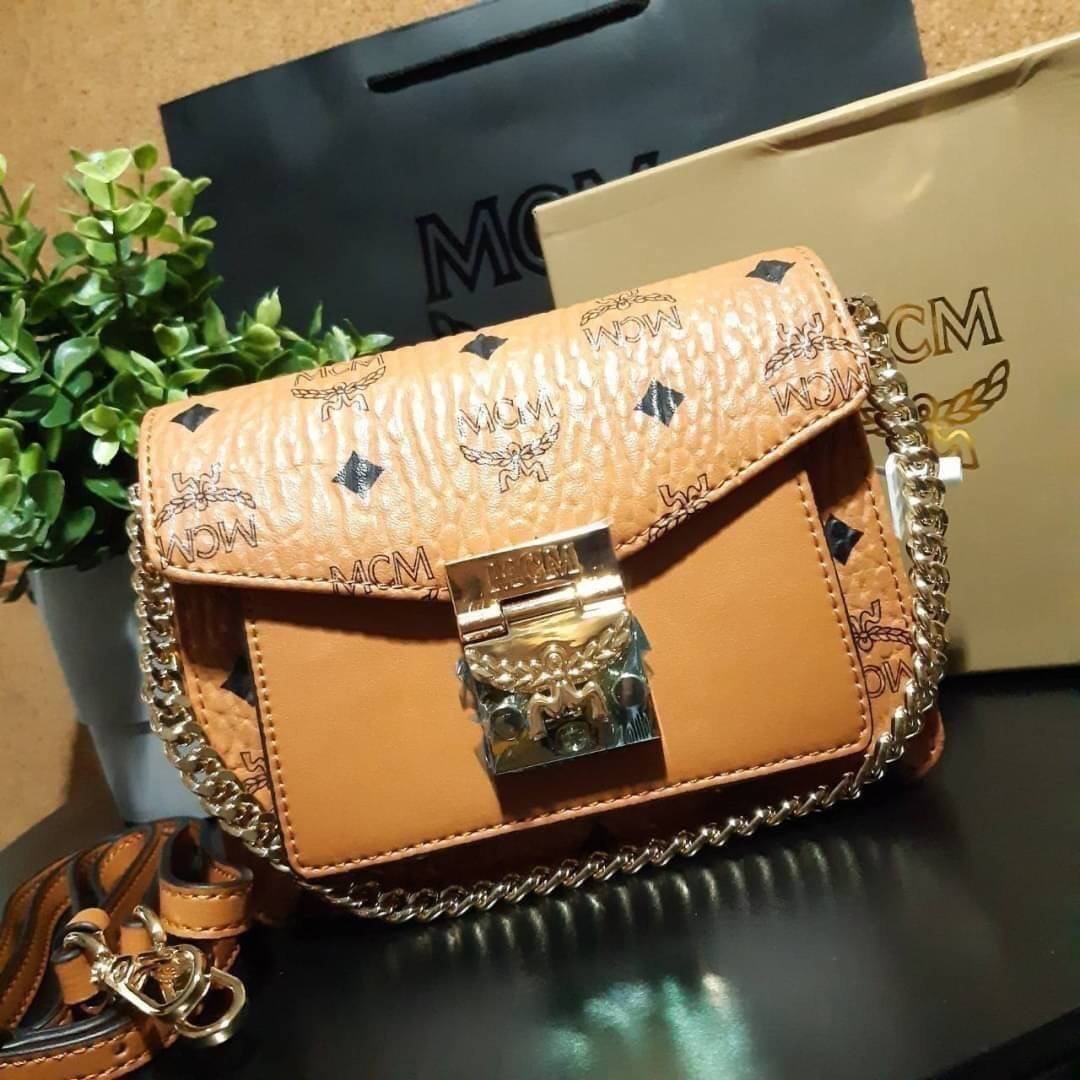 M.C.M MINI PATRICIA CROSSBODY IN VISETOS กระเป๋าสะพายไซส์มินิ เล็กๆแต่ดีเทลยิ่งใหญ่!! เป็นอีกหนึ่งรุ่นที่หรูเกินตัว ด้วยดีไซน์และขนาดพอเหมาะ สาวๆต้องปลื้มแน่นอนใบนี้ วัสดุหนังแคนวาสคุณภาพดีสลับหนังแท้ เปิด-ปิดด้วยตัวกดล็อคอะไหล่ทองสุดหรู ภายในเป็นหนังกลับ