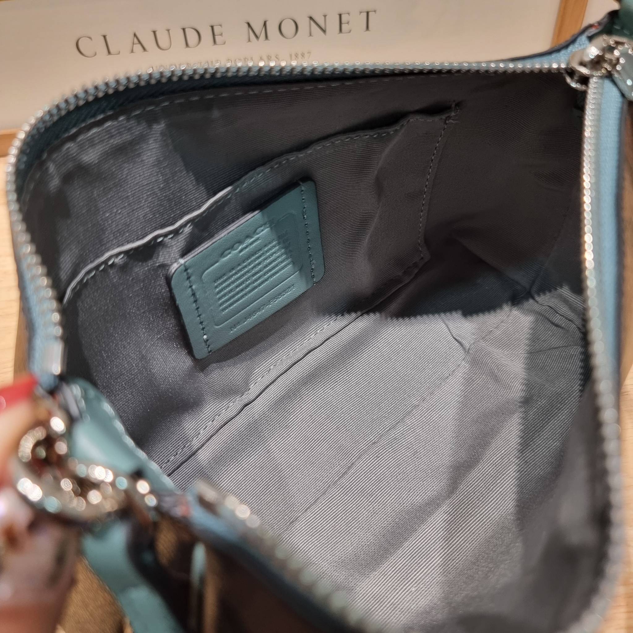 COACH TOP HANDLE POUCH F58321 พร้อมส่ง 9 สี กระเป๋าทรงพอช ยอดฮิต ยกขึ้นแท่น ด้วยดีไซน์ที่ออกมาให้ใช้งานได้ง่าย ขนาดกำลังเหมาะ