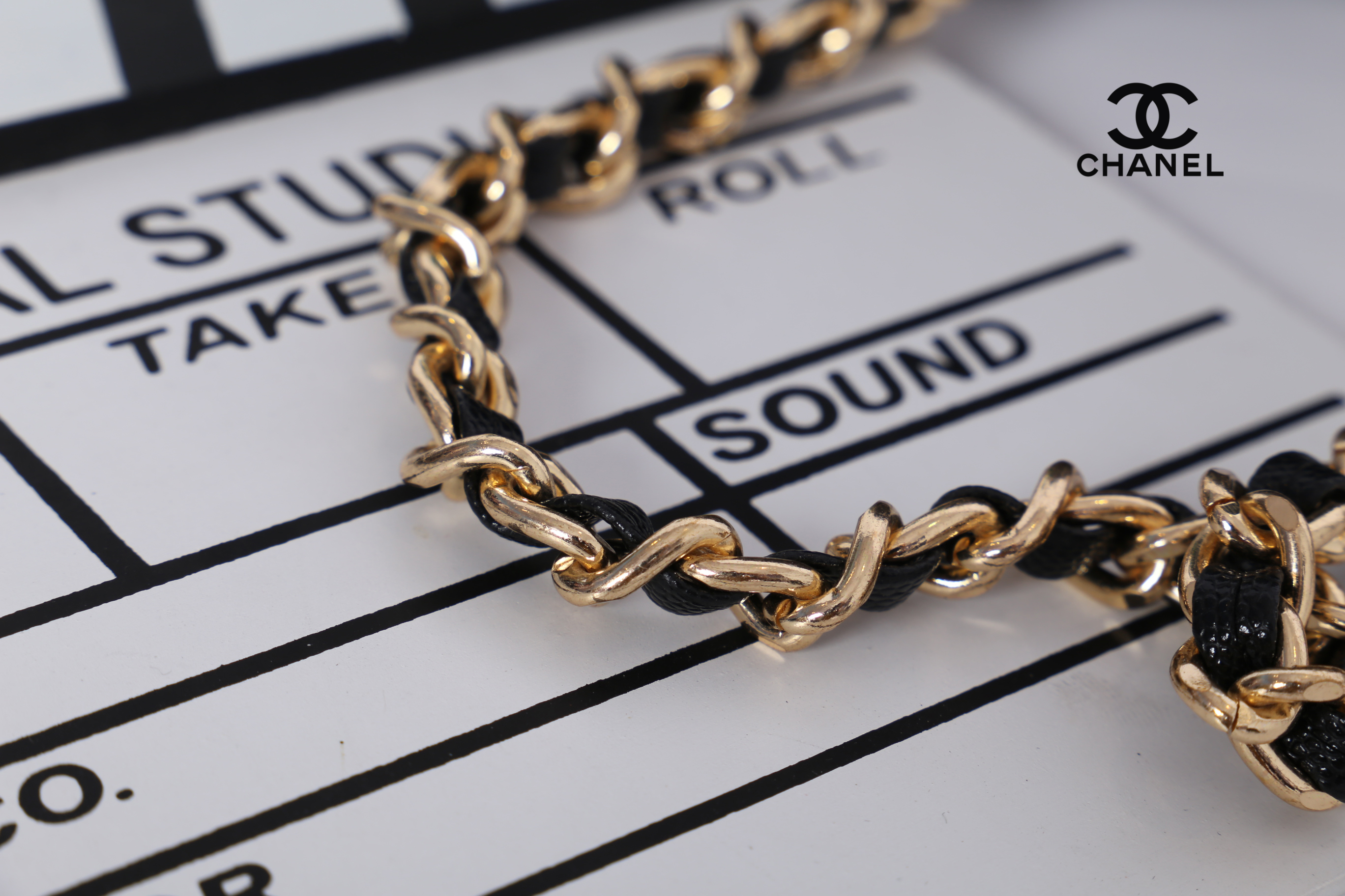 CHANEL chain caviar crossbody bag / Chanel Shoulder Bag With Chain กระเป๋าสะพายข้าง วัสดุหนังลายคาเวียร์ อะไหล่ทอง ด้านหน้ามี 1 ช่องโล่งใส่ Ipad ได้ ด้านหน้าเย็บโลโก้แบรนด์ สวยหรูมากๆ ค่ะ