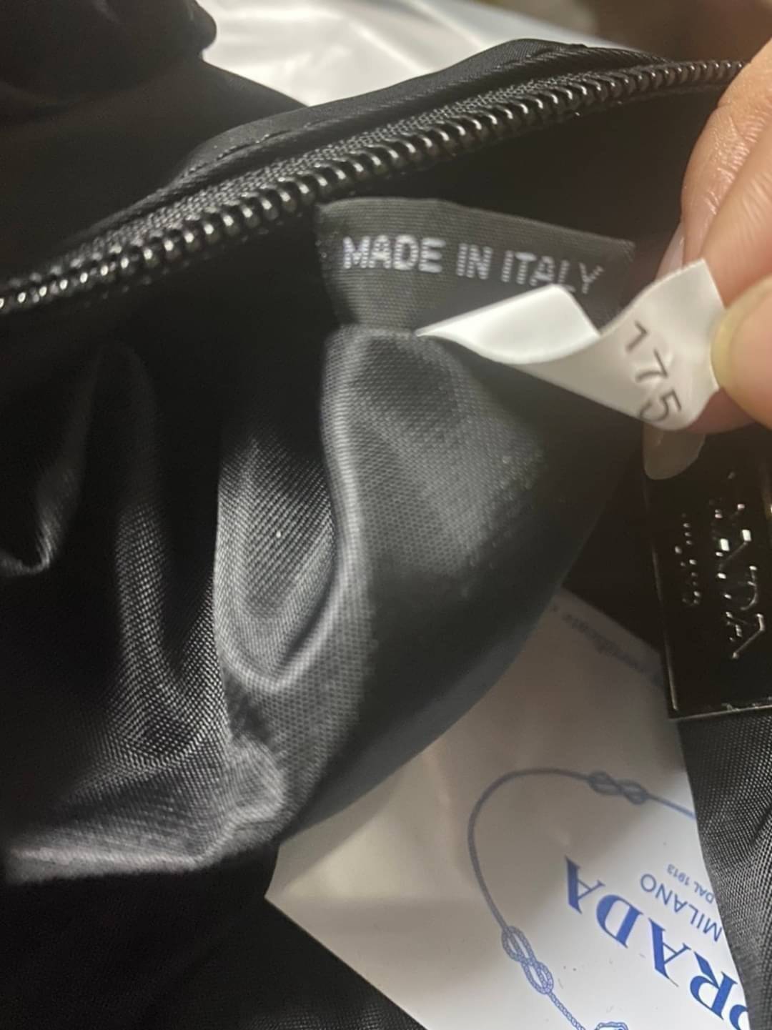 PRADA Premium gift waist bag รุ่น Hothit! กระเป๋าคาดเอว / คาดอก ใช้ได้ทั้งหญิงชาย วัสดุ nylon เรียบหรูดูแพงสไตล์แบรนด์ วัสดุ nylon เปิดปิดด้วยซิป ภายในกว้าง จุได้เยอะ สายปรับได้ ขนาดกำลังดี สะพายคล่องตัวค่ะ ที่สำคัญสะพาย แล้วดูดีมากก Don't miss! .