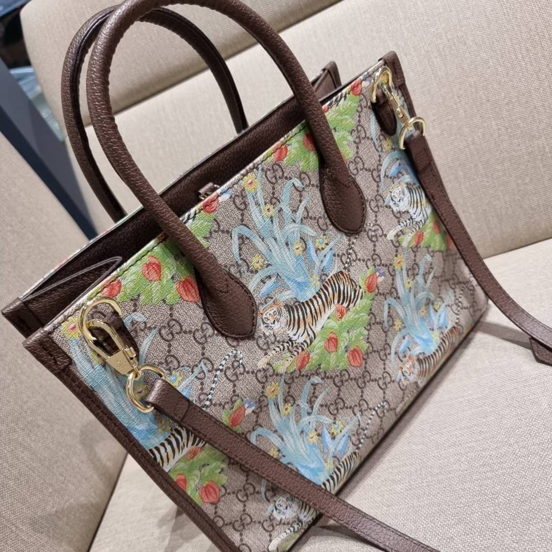 GUCCI Tiger GG small tote bag ใบใหญ่ อีกไอเท็มใหม่ ร้อนแรงไฟลุก!! ต้อนรับปีเสืออย่างเป็นทางการ จัดให้แบบเลิศๆ กับกระเป๋าทรงโท้ท วีไอพีพรีเมี่ยมกิ๊ฟ ไซส์ใหญ่ โดดเด่นด้วยลวดลายไม่ซ้ำใคร สวยเอกลักษณ์ วัสดุหนังแคนวาส ภายในโล่งกว้างมาก ใส่ของแบบแน่นๆ จุๆไปได้เ