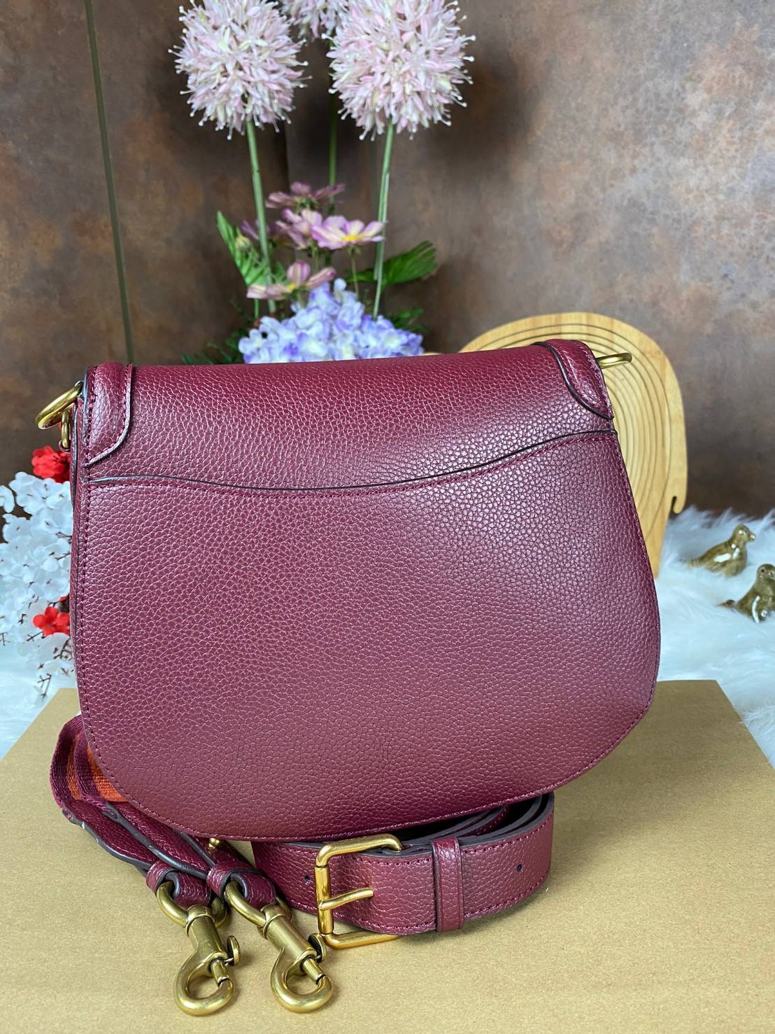 COACH BEAT SADDLE BAG WITH HORSE AND CARRIAGE C0747 ฮอตไฟลุก! สีหายาก ละมุนคุณหนู คอลเลคชั่นใหม่ ดีไซน์หรูหรา พิเศษมากๆมาพร้อมสายสะพาย 2 เส้น ใช้คู่กันหรือแยกสะพายก็สวยครบสูตร กระเป๋าสะพายทรง saddle คลาสสิค เปิด-ปิดด้วยกระดุมแน่นหนา ภายในเป็นช่องโล่ง ใส่ข