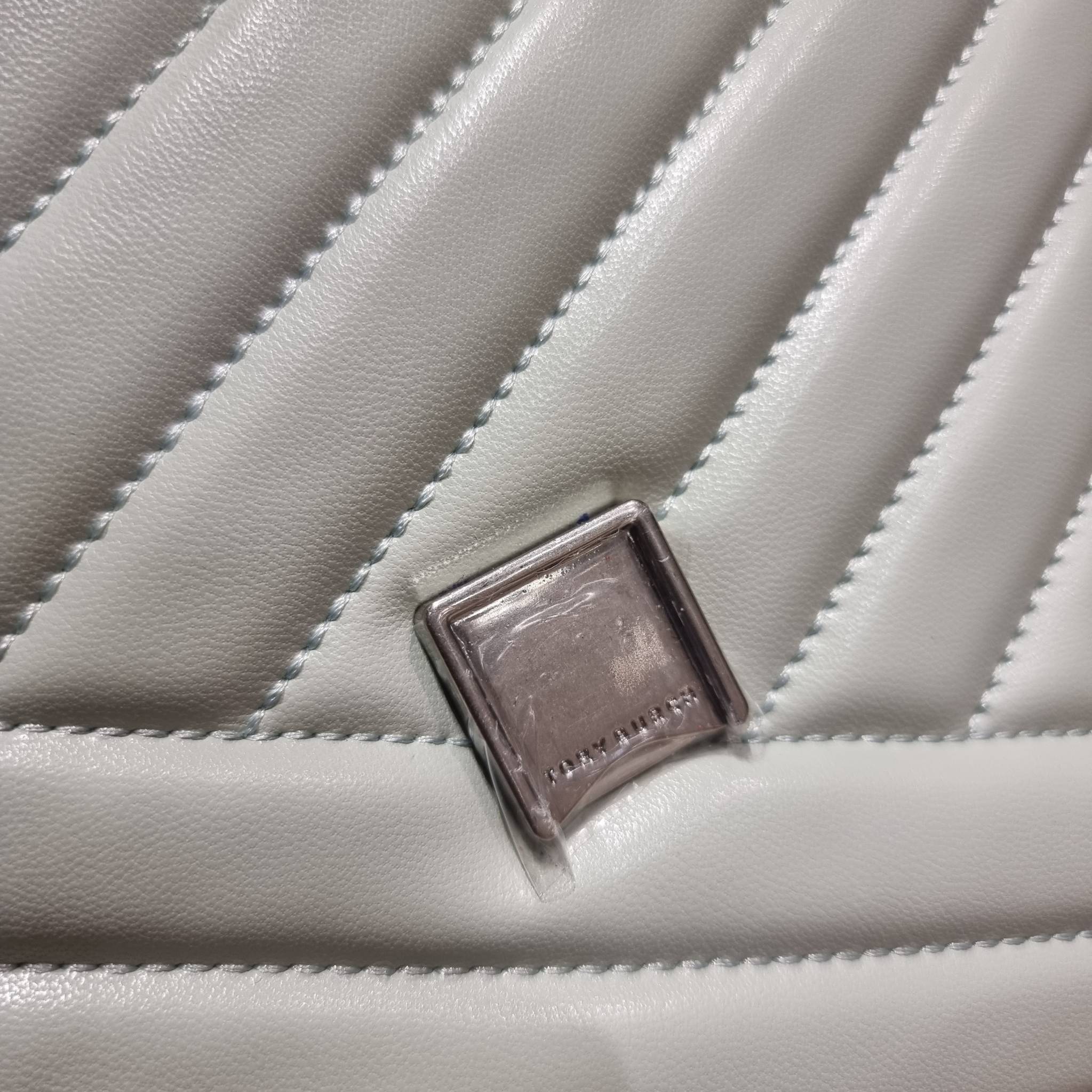 TORY BURCH KIRA CHEVRON CONVERTIBLE SHOULDER BAG กระเป๋าสะพายรุ่นยอดฮิต ไซส์ใหญ่จัดเต็มให้เน้นๆ ใช้ยังไงก็ดูหรู ดีไซน์เฉพาะตัว วัสดุหนังแกะ สัมผัสนิ่ม เปิด-ปิดด้วยกระดุมแม่เหล็ก ภายในเป็นช่องโล่ง แบ่งสัดส่วนไว้ดีมากๆ ใส่กระเป๋าสตางค์ มือถือ เครื่องสำอางค์