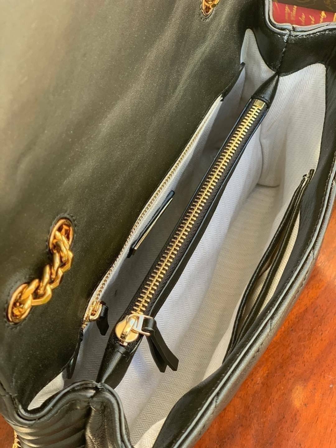 ของแท้ 💯% Tory Burch Kira Chevron Quilted Convertible Leather Crossbody Bag เป็นกระเป๋าที่ใช้ในการออกงานสำคัญหรือวันที่มีปาร์ตี้สังสรรค์ คุณควรเลือกใช้กระเป๋าที่มีดีไซน์สะดุดตา