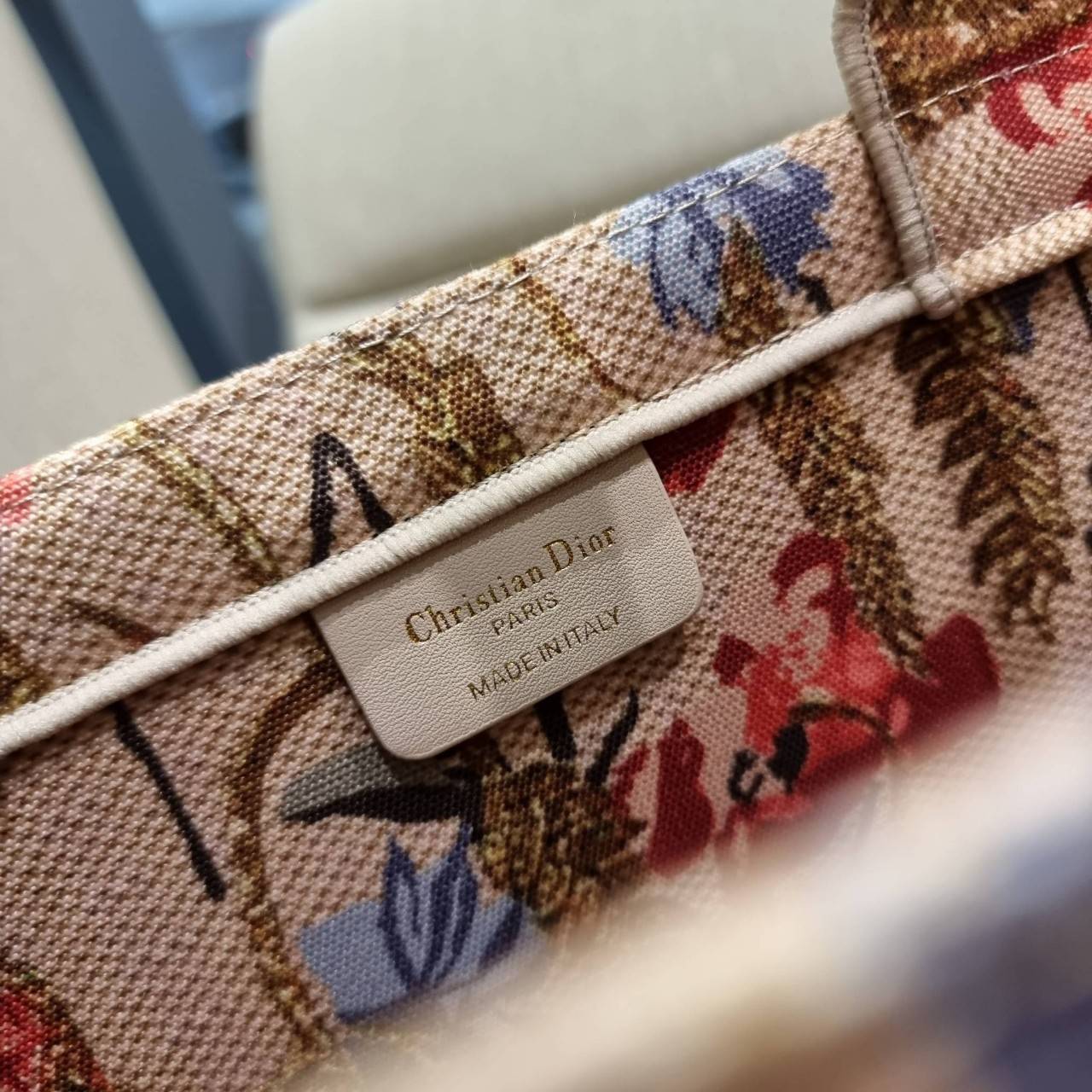 VIP 】HOT ARRIVAL!! DIOR CD SHOPPING BAG WITH GWP กระเป๋าทรงช้อปปิ้งใบใหญ่ จุใจ!! พรีเมี่ยมกิ๊ฟรุ่นดับเบิ้ลฮอต ดีไซน์คลาสสิควินเทจ สวยหรู วัสดุผ้าแคนวาสลายกราฟฟิค ภายในโล่งกว้างมากๆ ใส่ของจุสุดๆ โน้ตบุ้ค ไอแพด กระเป๋าสตางค์ มือถือ หรือเสื้อผ้ายังได้ สะพายค