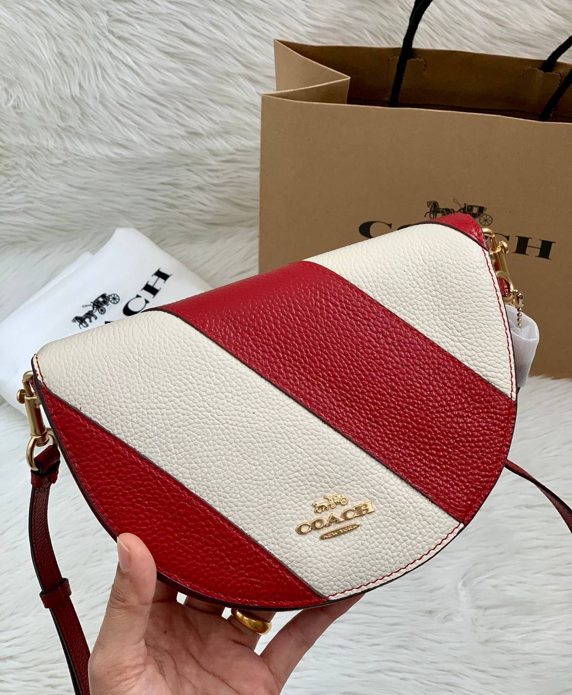 พร้อมส่งที่ไทยครบทั้ง6สีค่ะ 😘 Coach Ellen Crossbody In Signature ((C1432)) กระเป๋าทรงฮาฟมูนรูปทรงคลาสสิก ออกแบบให้มีลักษณะโค้งมน ไม่ดูเป็นทรงแข็งจนเกินไป ดีไซน์และสีของกระเป๋ายังเรียบง่าย เข้าได้กับทุกชุด สะพายครอสบอดี้ร์//สะพายข้าง หรือถือแบบคลัท
