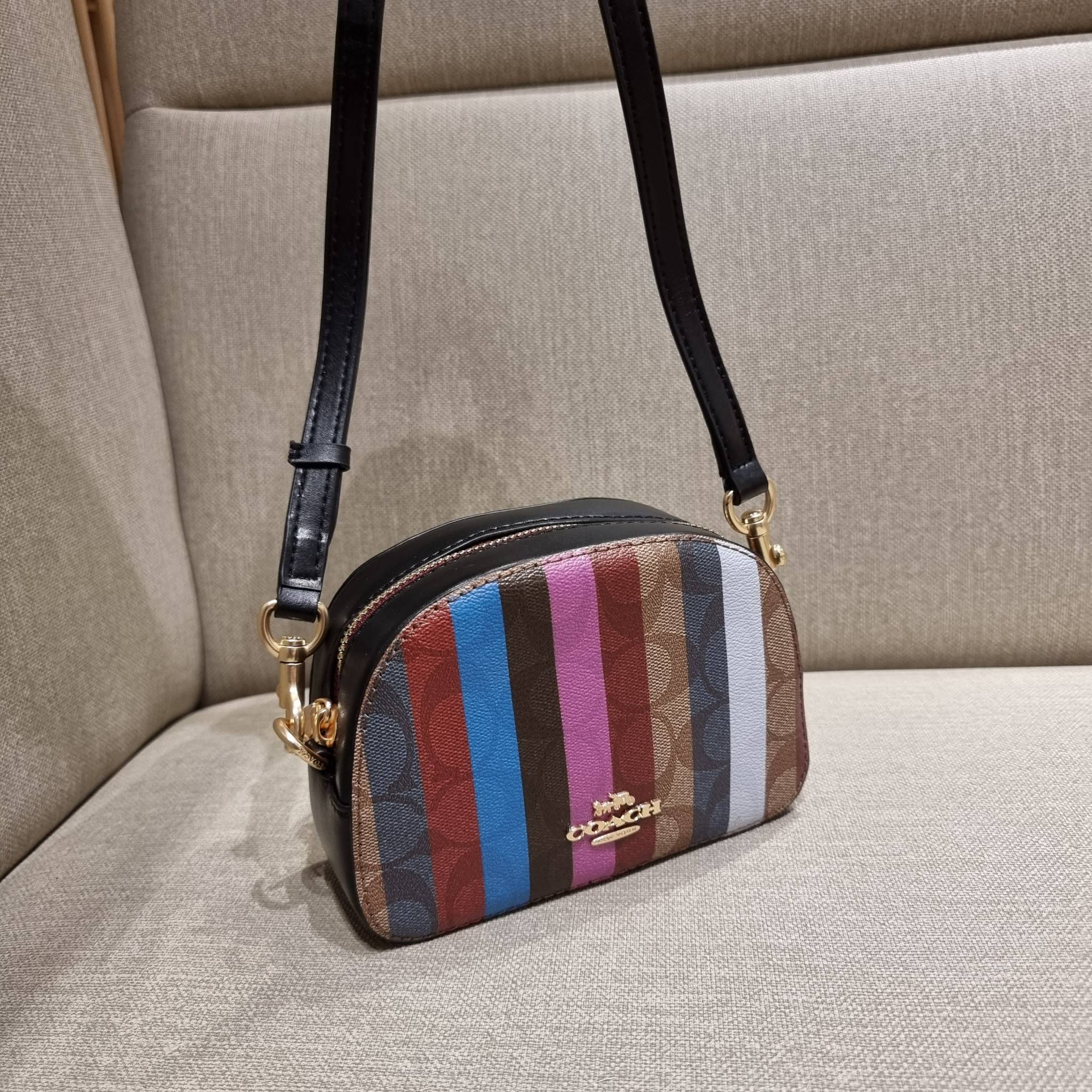 OUTLET 】COACH C5590 MINI SERENA CROSSBODY IN SIGNATURE CANVAS WITH STRIPE PRINT มาจ้าแม่ มาหนักๆอีกแล้ว กับคอลเลคชั่นที่ขายดี ขายหมด ไม่เคยพอจะขาย!! มินิเซเรนา ดีไซน์สดใส น่ารักน่าใช้ที่สุด วัสดุหนังแคนวาสเคลือบลาย เปิด-ปิดด้วยซิป สะดวกใช้ ภายในเป็นช่องโล