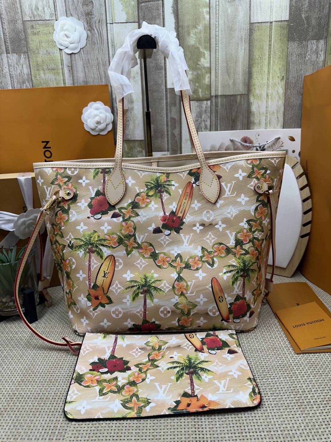 LV Neverfull MM Tote Monogram Canvas With Cat / Puppies กระเป๋าทรงโท้ท รุ่นลิมิเต็ด พิมพ์ลายน้องหมา น้องแมว ลวดลายท่องเที่ยว ลายสีสัน เป็นการรังสรรค์สุดท้าทายครั้งใหม่ของกระเป๋ารุ่นไอคอนิกจากหลุยส์ ผสานความหลากหลายในการใช้งานยุคใหม่กับพลังสีสันอันสดใสได้อ