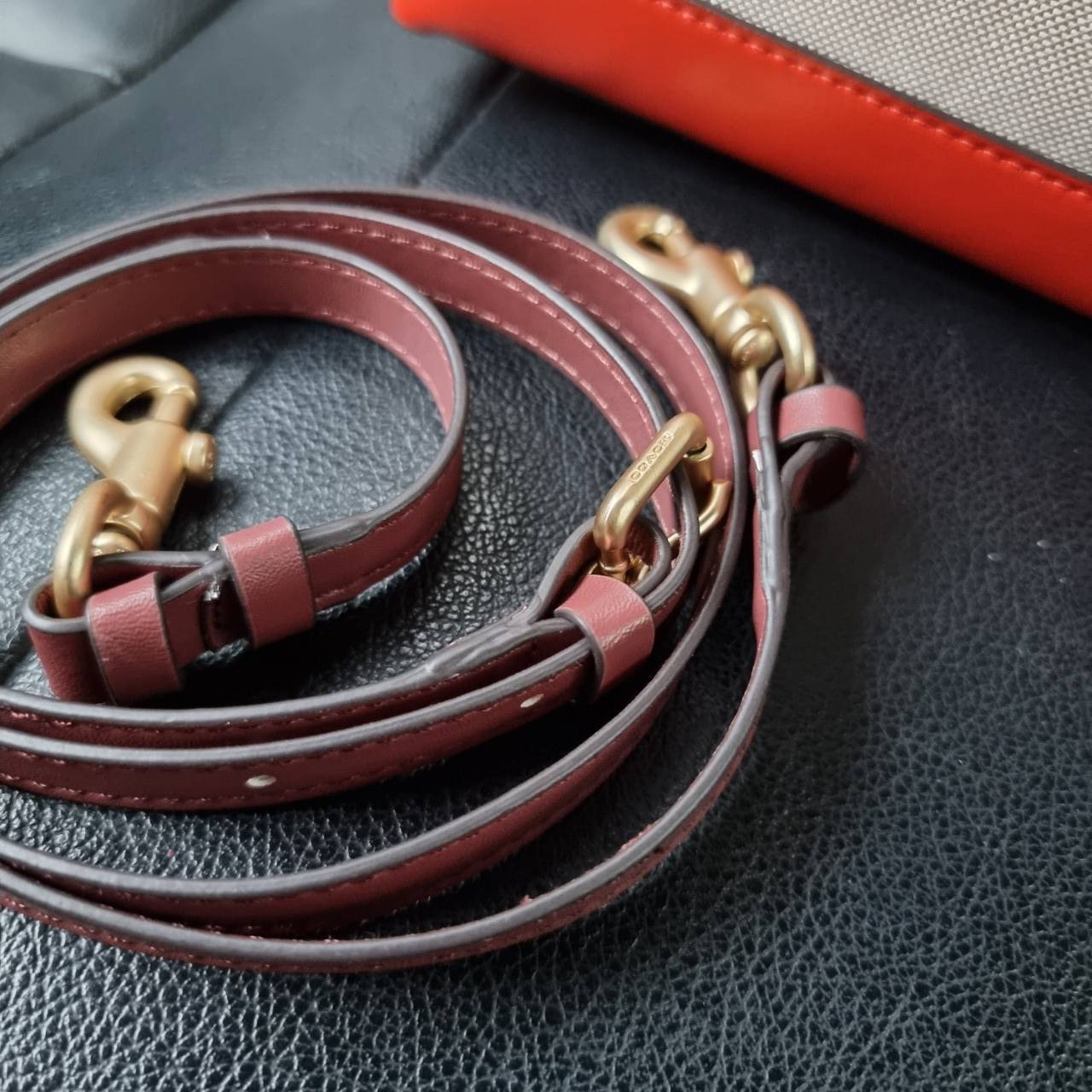 COACH C4085 MOLLIE TOTE 25 IN COLORBLOCK กระเป๋าทรงโท้ทยอดฮิต ขนาดมินิไซส์ ดีไซน์สวยคมทุกรุ่น!! ตกแต่งซิกเนเจอร์ถักทออยู่บนผ้าแคนวาส ดูโดดเด่น ภายในเป็นช่องโล่ง มีช่องซิปกลางใส่ของได้ ขนาดกำลังดีแบบใส่ของได้ครบครัน มาพร้อมสายสะพายข้าง หรือจะถือคล้องแขนเก๋