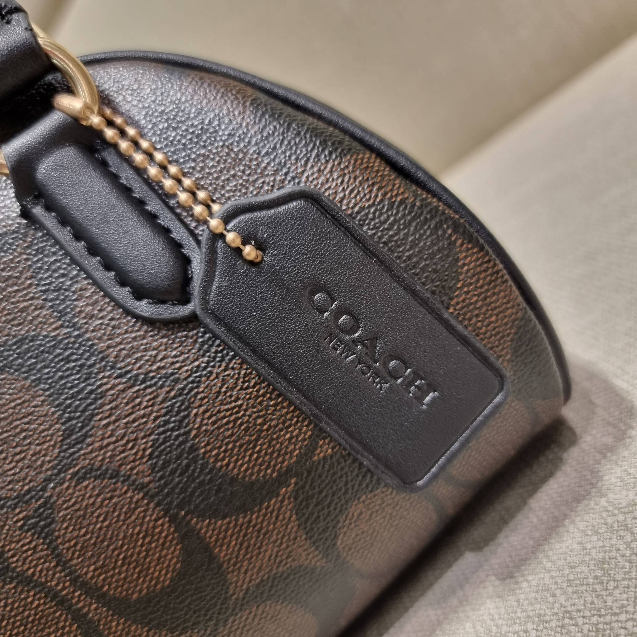 COACH SYDNEY SATCHEL BAG CA202 CA591 CB596 ใหม่ล่าสุด กับคอลที่สาวๆต้องหลงรัก กระเป๋าสะพายทรง satchel ที่มีรูปทรงดึงดูดสายตา สวยแรกเห็น วัสดุหนัง crossgrain พร้อมหูจับในตัว เปิด-ปิดด้วยซิป ภายในโล่งกว้าง ขนาดกำลังดี มีสายครอสให้ ปรับได้ตามชอบ ใบจริงลูกคุณ