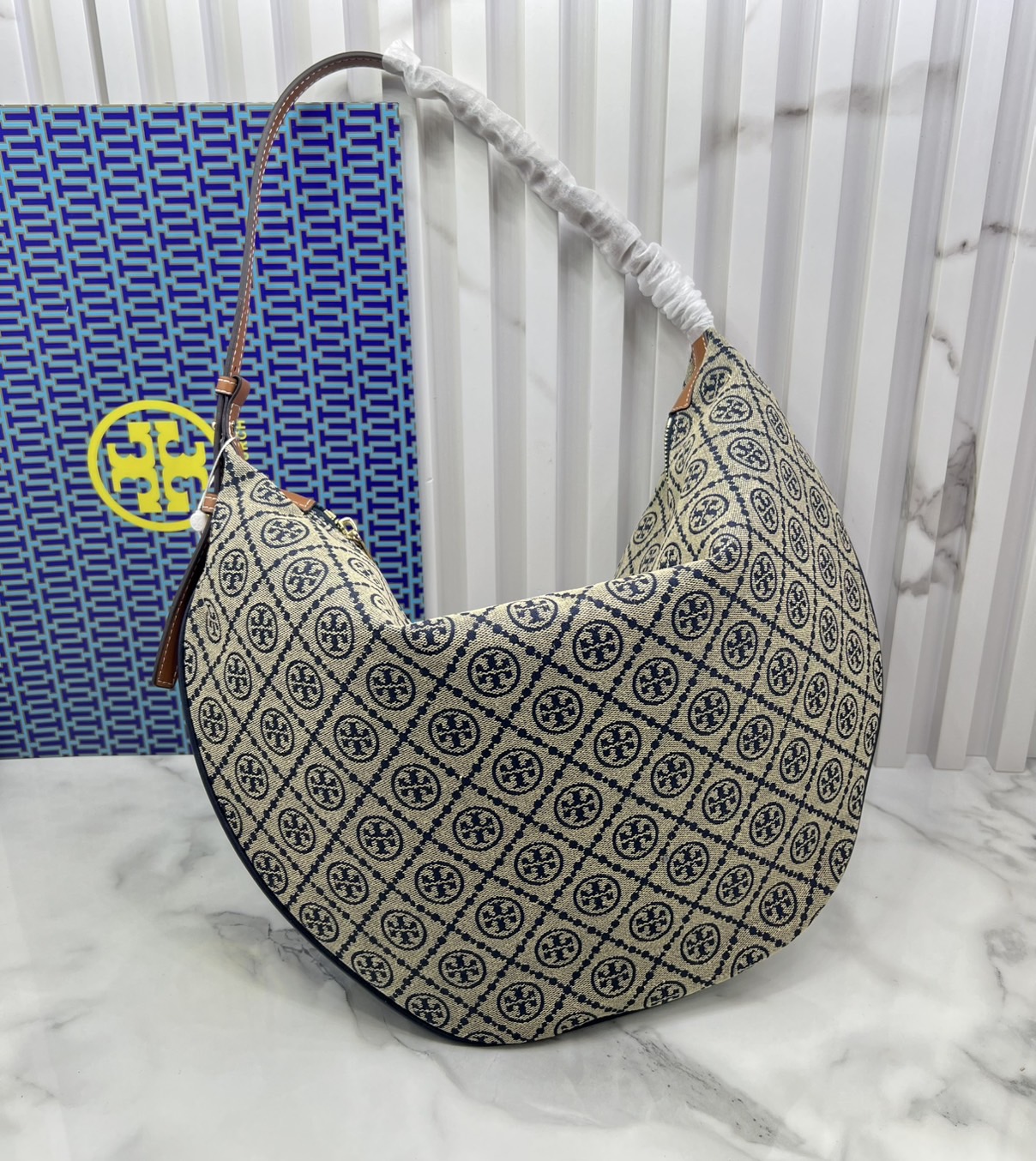 ORI หนังแท้ | Tory Burch T Monogram Balloon Bag 40cm กระเป๋าสะพายทรงโฮโบใบใหญ่ ถือหรือคล้องไหล่รูปทรงใหม่บอลลูนสวยหรูด้วยลายโมโนแกรมเต็มใบ ภายในโล่งกว้างจุของได้เยอะ คอลเลคชั่นใหม่มาแรง!