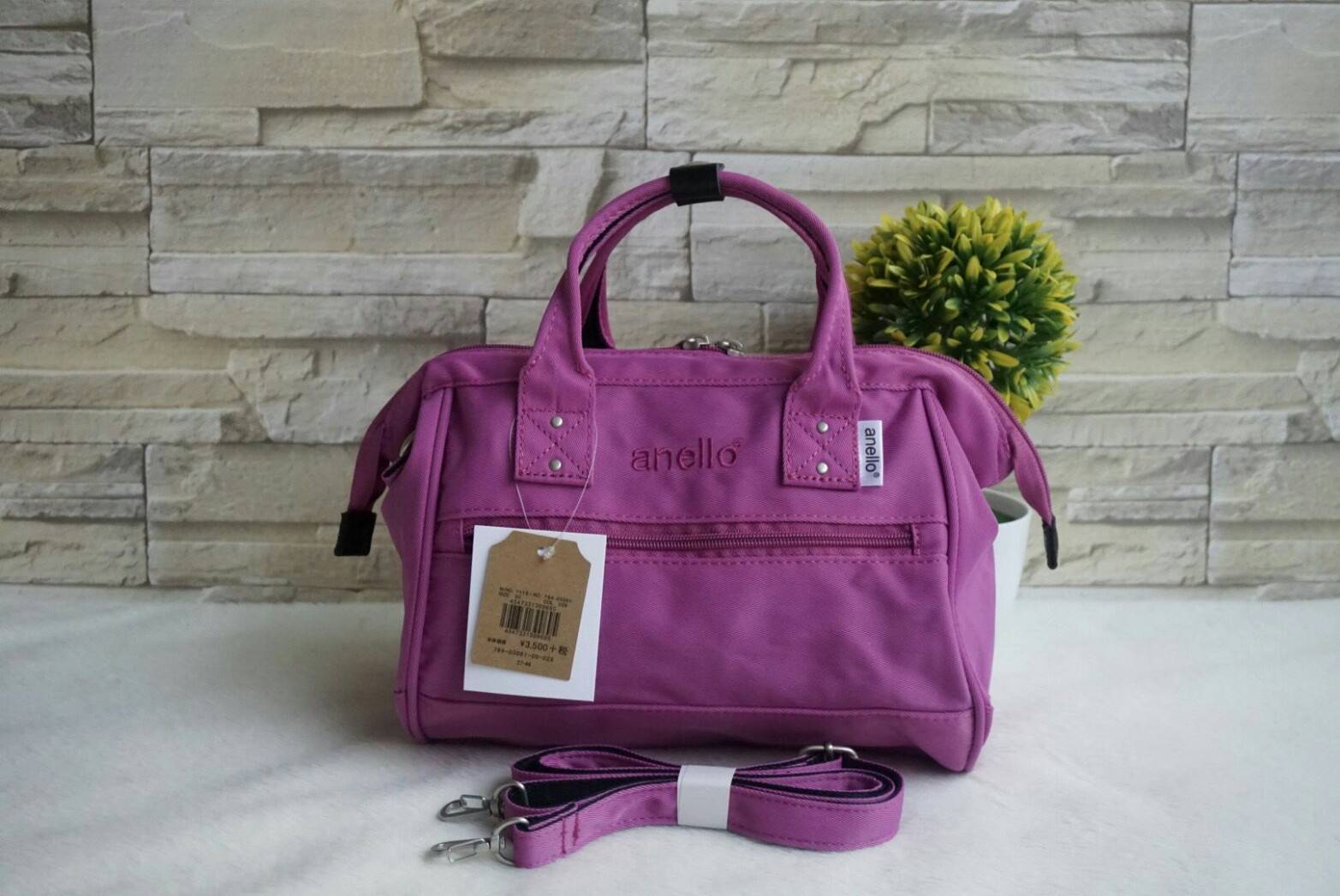 ANELLO Polyester Twill Mini Shoulder Bag AT-H1371 แบรนด์ฮิตติดลมบนในขณะนี้ กับคอลเลคชั่นใหม่เป็นรุ่นทรง Shoulder bag กระเป๋าสะพายในนี้ทำจากผ้า Polyester twill ที่มีความคงทนและมีสีสดใส กระเป๋าที่ดูจะใบเล็กๆใบนี้ สามารถบรรจุขวดน้ำ 500ml และกระเป๋าตังค์แบบยา