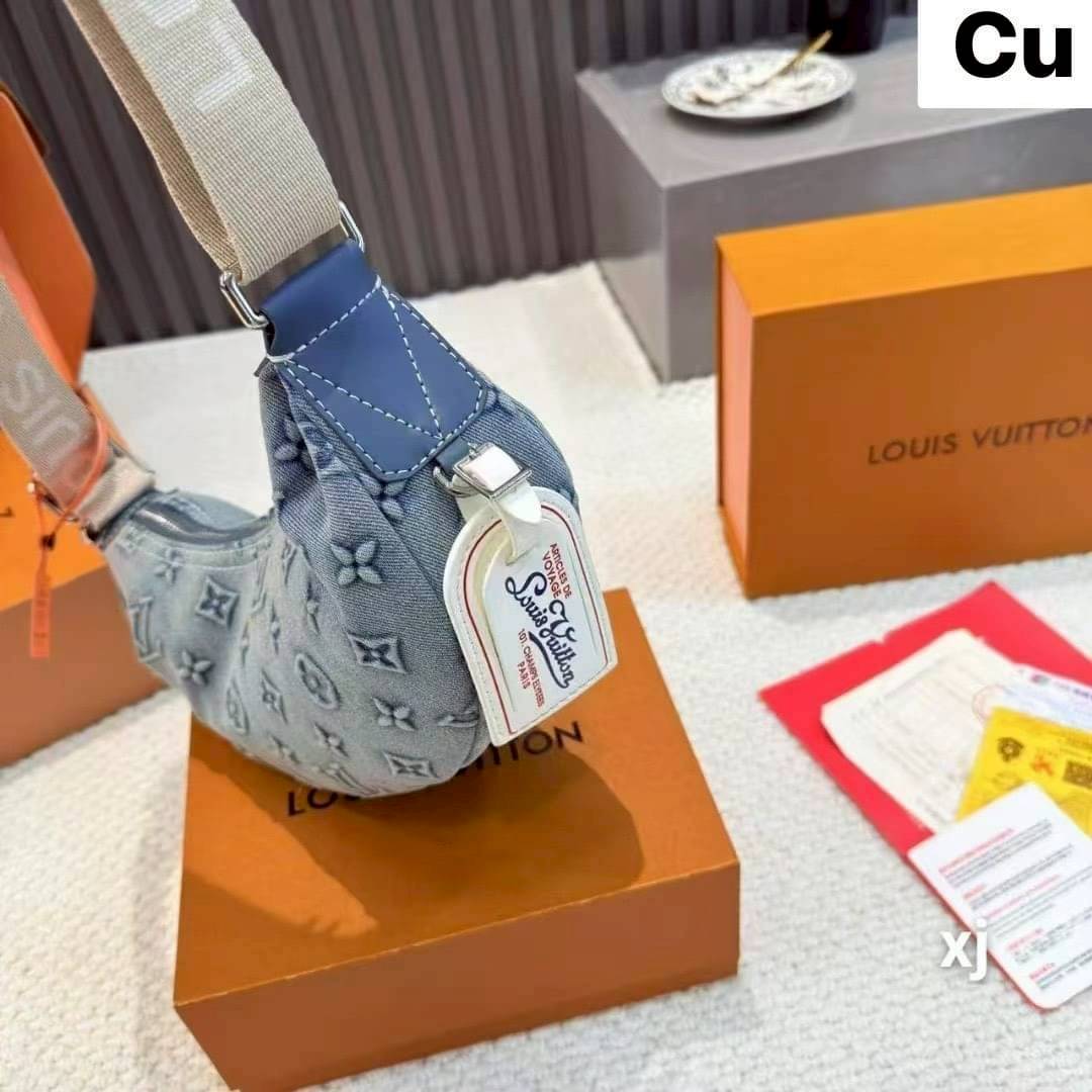 LV Hamac Bag PM Washed Denim Bag กระเป๋าสะพายทรงคลาสสิคใช้งานง่าย เอาใจหนุ่มๆและสาวๆสุดเท่ห์ แต่งตัวอักษรแบรนด์ที่ตัวกระเป๋าสวยโดดเด่นในดีไซน์เดนิมคมชัด กับอีกหนึ่งไอเท็มที่กำลังเป็นที่นิยม