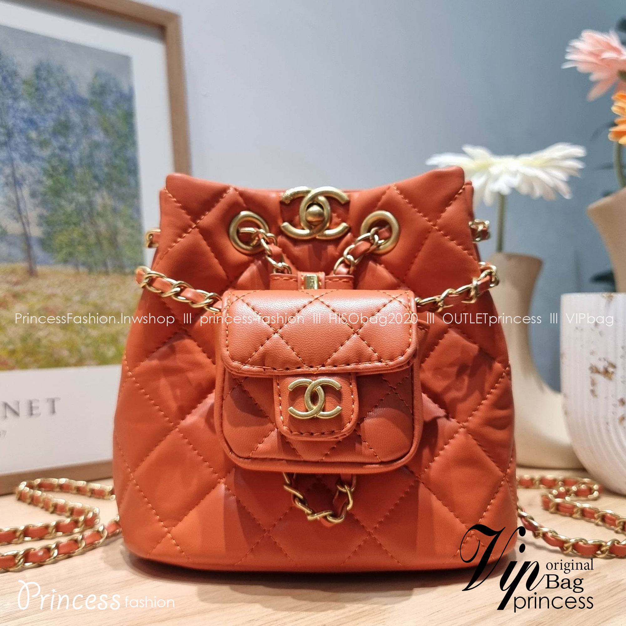 Chanel small backpack กระเป๋าสะพายหลังใบเล็ก โลหะสีทอง ดีไซน์ 2023 น้องน่ารักตะโกนม้าก!! กับกระเป๋าทรงเป้ ขนาดน่ารักน่าใช้ ดีเทลดีงาม มีใบลูกติดในตัวกระเป๋า สะดวกใช้สุดๆ