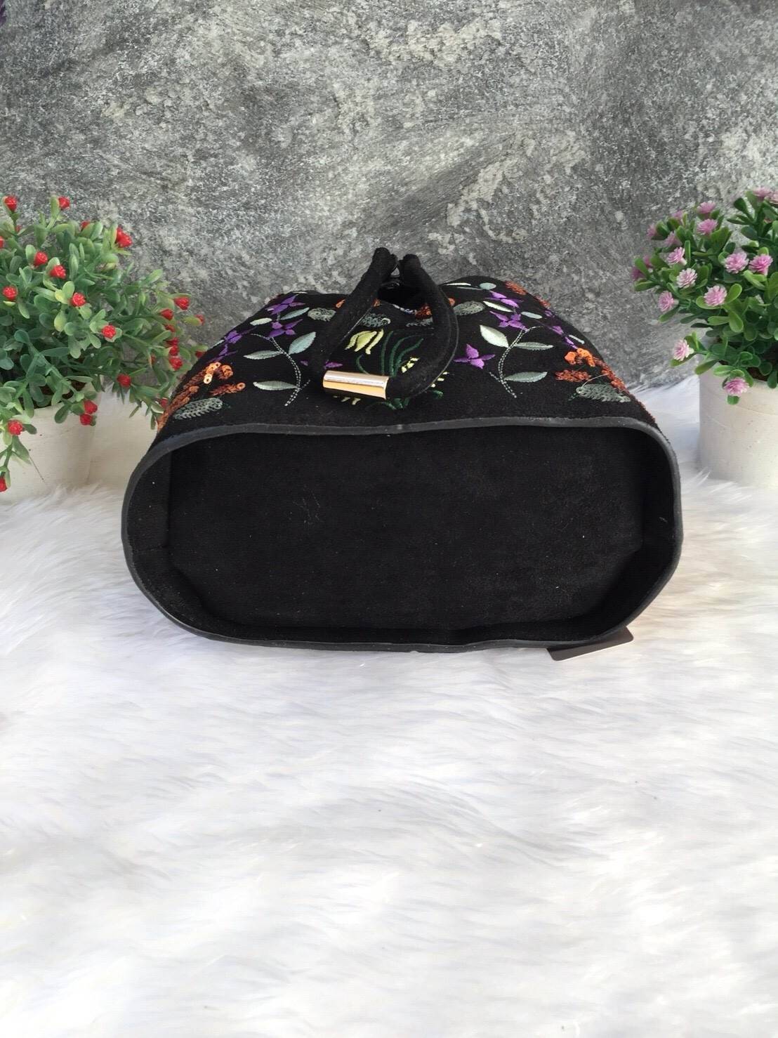 New! 2018 CHARLES & KEITH EMBELLISHED DRAWSTRING BAG กระเป๋าหนังสักลาด ทรงหูรูด ปักลายดอกไม้ ลายกริตเตอร์ สีสันน่ารัก อยู่ทรงแข็ง สะพายด้วยสายโซ่สีทอง ขนาดกำลังดี สะพายไปเที่ยวดูสดใส น่ารักแนะนำเลยค่ะ