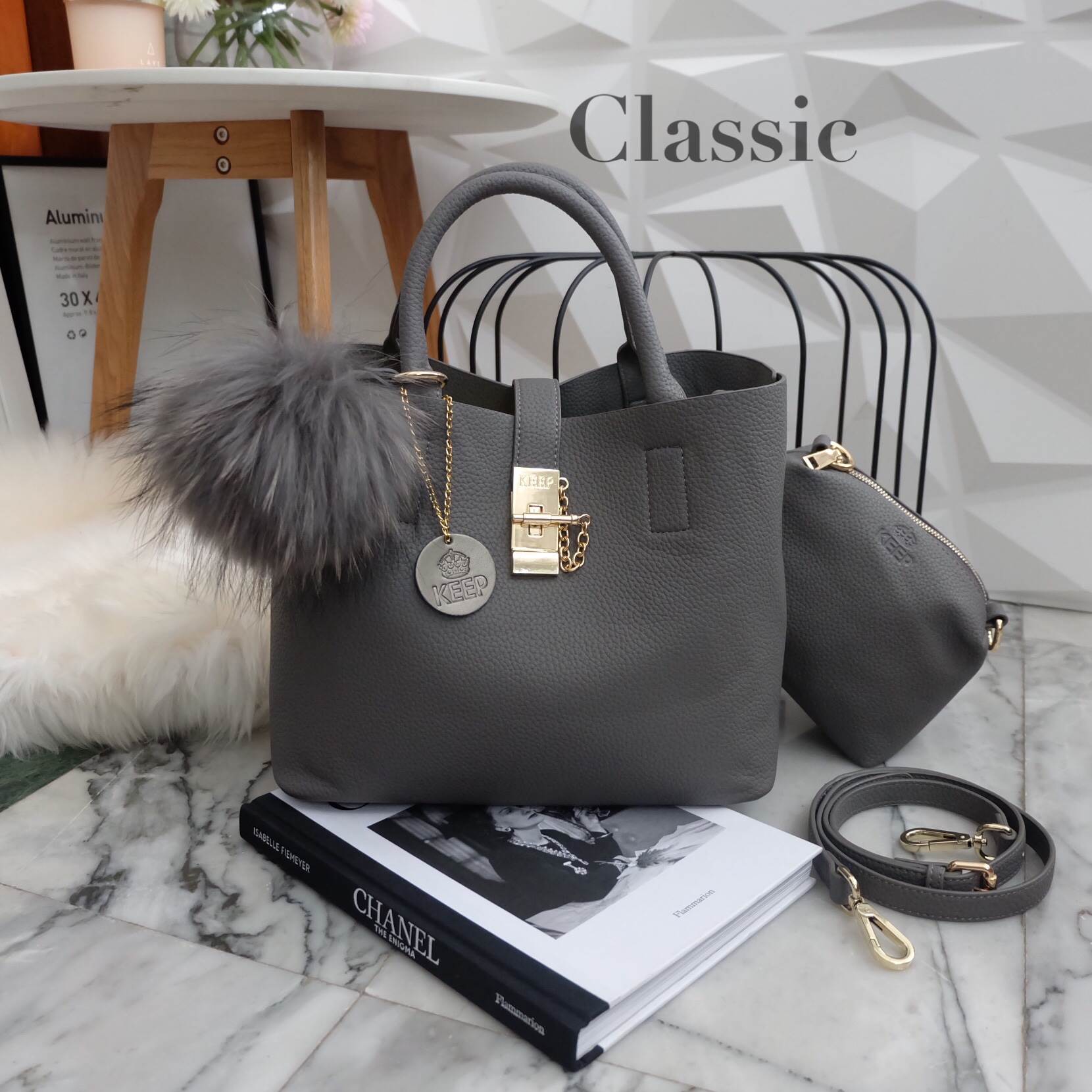 New color new choose 💘• KEEP LALA BAG • พร้อมส่ง 2 ขนาด ตามการใช้งาน 👑สวย หรู เวอร์วัง อีกแล้วค่า กับกระเป๋า 2 in 1 ปรับเก็บทรง ได้ถึง 2 แบบ มาพร้อมพวงกุญแจ ปอมปอม ฟรุ้งฟริ้ง น่ารักมาก คะ ตัวกระเป๋าเป็นหนังเนื้อดีที่สุด เนื้อนิ่ม ลายหนังสว