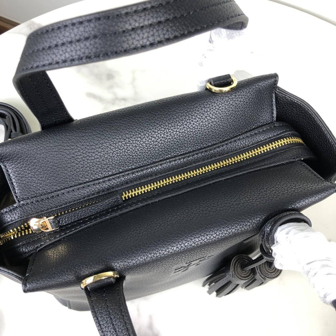 TORY BURCH Handbag / TORY BURCH shoulder bag พร้อมส่งที่ไทย กระเป๋าถือ หรือสะพาย TORY BURCH เปิด - ปิดกระเป๋าด้วยซิป ด้านในมีช่องซิป 1 ช่อง ช่องใส่ของ 1 ช่อง หูจับสูง 12 cm มาพร้อมสายสะพายยาว สามารถถอดและปรับได้ 3 ระดับค่ะ