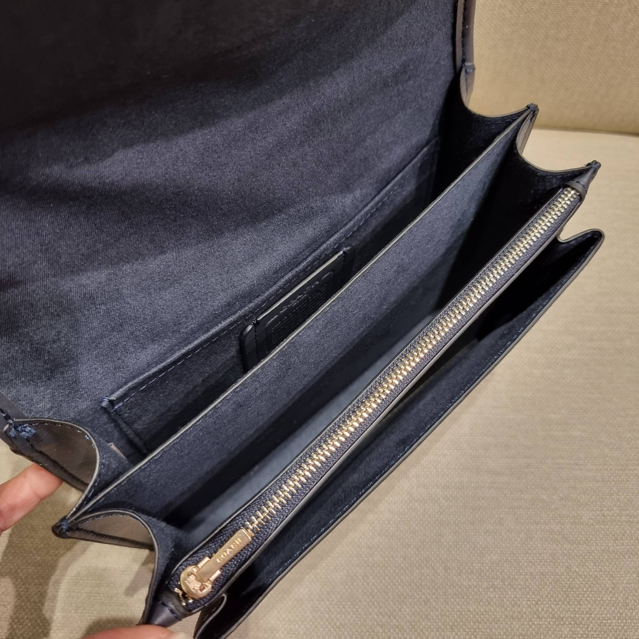 COACH C9230 KLARE CROSSBODY IN SIGNATURE CANVAS WITH FLORAL EMBROIDERY น้องใหม่คอลล่าสุด กับกระเป๋าสะพายข้าง โทนสีละมุนลูกคุณหนู ดีไซน์ปักดอกไม้เพิ่มลูกเล่น ให้ดูแพง วัสดุผนังแคนวาสสลับหนังแท้ สายสะพายโซ่สลับหนัง สะพายยังไงก็ขับผิว เปิด-ปิดด้วยกระดุมแม่เห