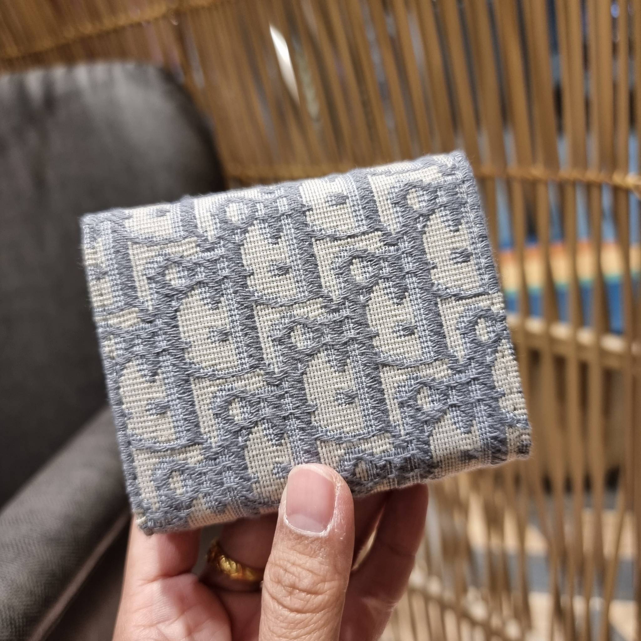 VIP 】CD MULTI WALLET WITH GWP กระเป๋าสตางค์ขนาดเหมาะมือ กะทัดรัดไม่กินพื้นที่ พรีเมี่ยมกิ๊ฟจากเคาน์เตอร์ ดีไซน์แบบพับ ใช้งานง่าย น่ารักน่าใช้จริงๆ วัสดุผ้าแคนวาสปักลาย สลับหนังแท้ภายใน ภายในมีช่องใส่บัตร ใส่ธนบัตรได้ สะดวกใช้มากๆ มาพร้อม box set ในราคาที่