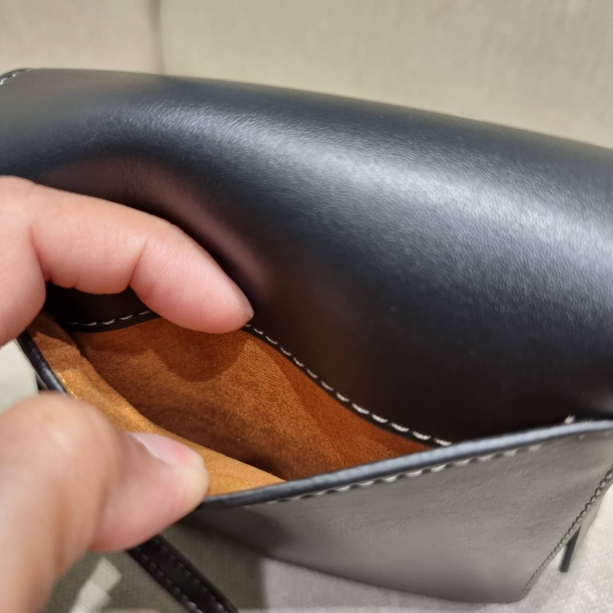 COACH CA057 TALL STUDIO CROSSBODY กระเป๋าสะพายข้างไซส์มินิ ดีไซน์ลูกคุณหนู น่ารักที่สุด!! น่าใช้ไม่อยากวาง!! ดีไซน์รูปทรงกำลังสวย ใช้งานสะดวกด้วยตัวกดเลื่อนล็อค วัสดุหนังแท้ สวยคม มาพร้อมสายสะพายข้างในตัว ใส่ของสำคัญแบบพกพาสะดวก ดีต่อใจจริงๆใบนี้ แนะนำไม่