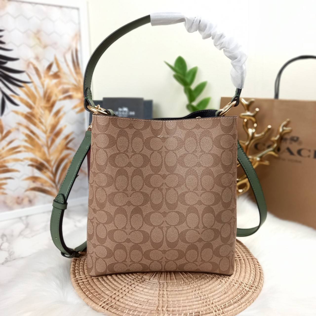 ใบใหญ่ 10" COACH TOWN BUCKET BAG IN SIGNATURE CANVAS (COACH 91512) 🌺 เป็นสีที่ขายดีมากๆ และหายากมากๆด้วย!! //ขนาด 10 นิ้ว ใส่ของได้จุใจ!! //กระเป๋าสะพายข้าง //วัสดุหนังแคนวาสอย่างดี หนังสวย อยู่ทรง มีสายสะพายยาว ใช้สะพายเป็นคลอสบอดี้ได้ สายยา