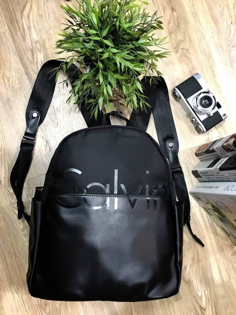 NEW ARRIVAL! CALVIN KLEIN JEANS BACKPACK 2017 กระเป๋าเป้ใบใหญ่ Limited Edition วัสดุหนังเรียบสีดำตัดกับ Nylon + Polyester เนื้อหนา น้ำหนักเบา คุณภาพดี กันน้ำ มีหูหิ้วเเละสายสะพายหลังเลื่อนปรับระดับได้ มีโลโก้ Calvin Klein ด้านหน้า เปิดปิดด้วยซิปรอบ ด้านข้