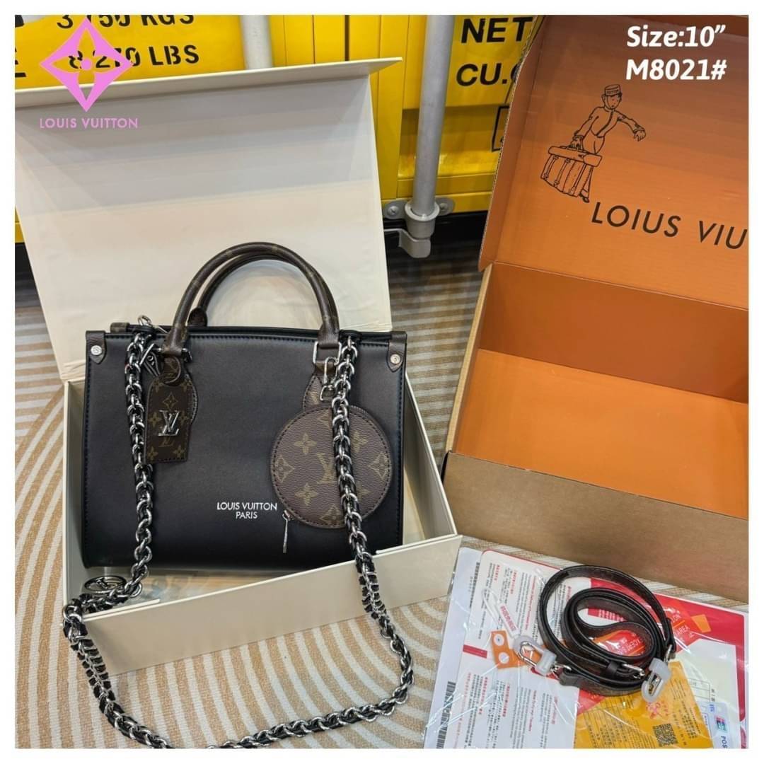 LV Onthego Leather Tote Bag กระเป๋าทรงโท้ทดีไซน์ใหม่ สีดำสุดคลาสสิก พร้อมสายสะพายโซ่ร้อยหนังสีดำเข้าเซ็ทและใบลูกลายโมโนแกรมตัดสีกันได้อย่างลงตัว ตอบโจทย์ได้ทุกลุค ทุกสไตล์