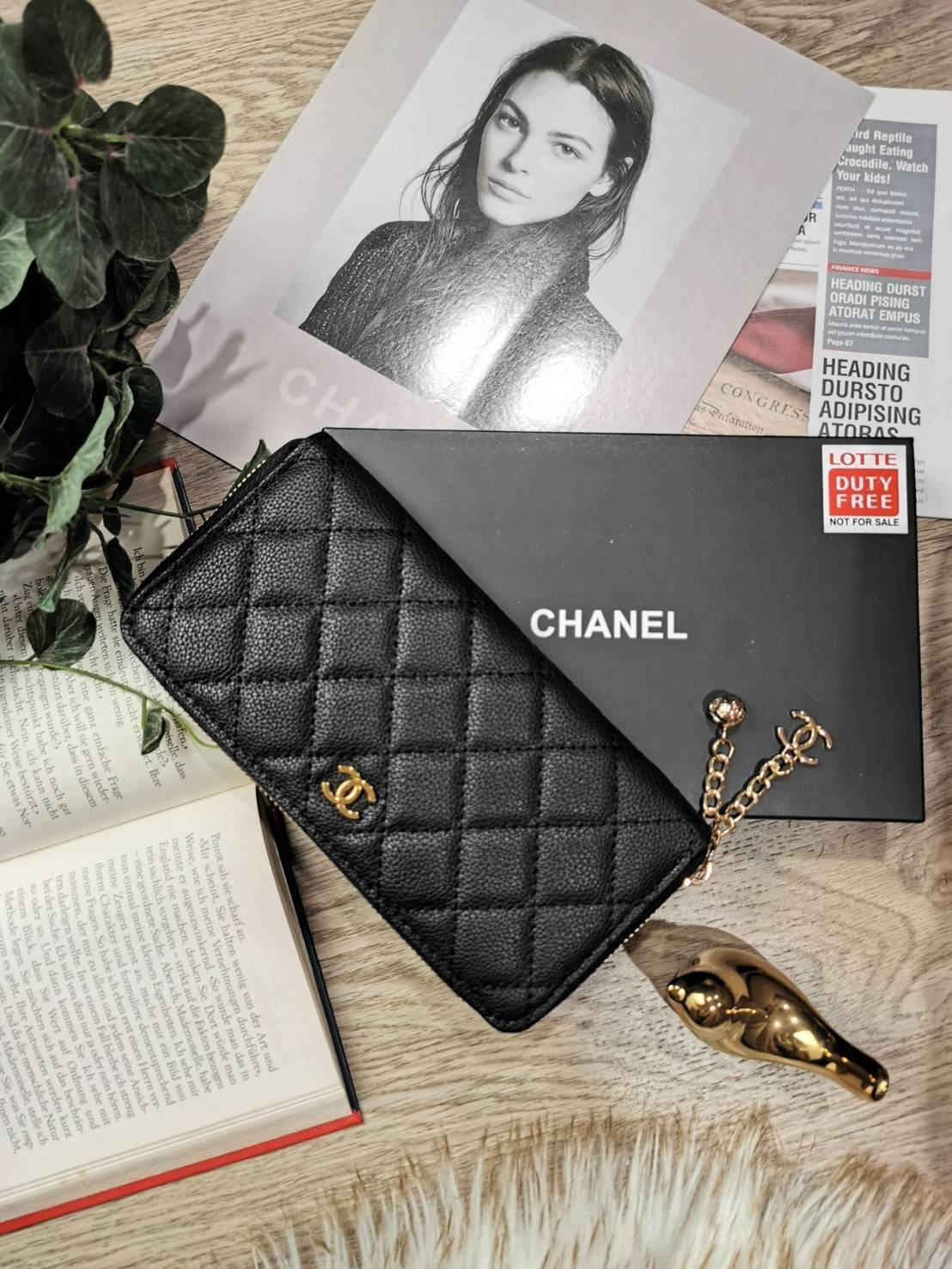 พรีเมี่ยมกิ๊ฟแท้ 100% 】Chanel Beaute Wallet Complimentary VIP Gift With Purchase (GWP) กระเป๋าสตางค์พรีเมี่ยมกิ๊ฟ จาก Chanel Cosmetic Counter Duty free วัสดุหนังคาเวียร์สวยหรูเปิดปิดด้วยซิปสะดวกใช้ ด้านหน้าประดับโลโก้แบรนด์อะไหล่ทอง