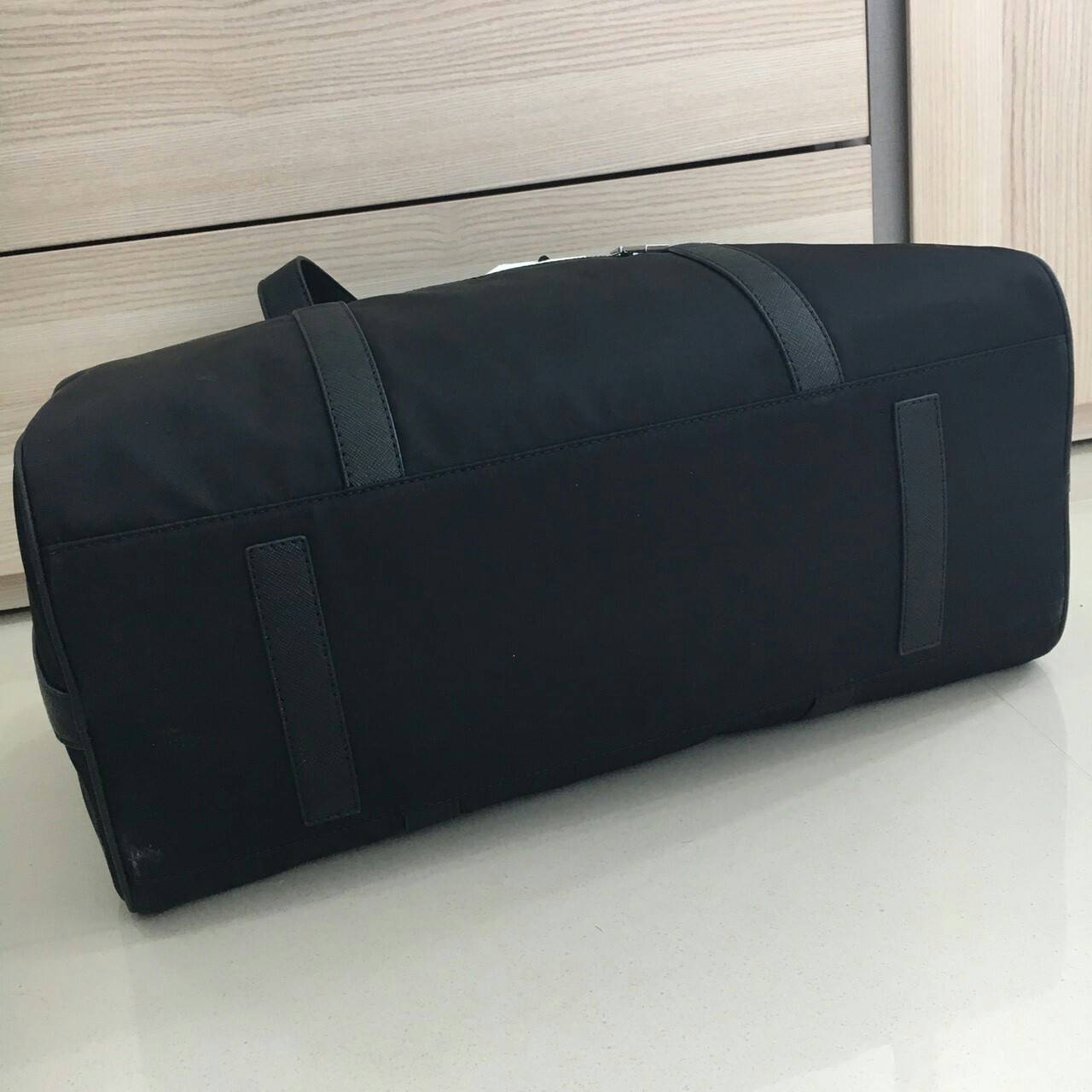 New arrival ! ของมันต้องมี♡ มาใหม่กับ กระเป๋าทรง Travel Bag ใส่ของได้เยอะมาก ไปต่างประเทศได้สบายคะ หมดห่วง ผู้หญิงทุกคนต้องมี ตัวกระเป๋าทำจากผ้า Nylon อย่างดี สามารถกันน้ำได้ ทรงสวยมากคะ มีความอยู่ทรงในระดับนึง ด้านหน้ามีโลโก้สวยงาม อะไหล่เงินทั้งใ