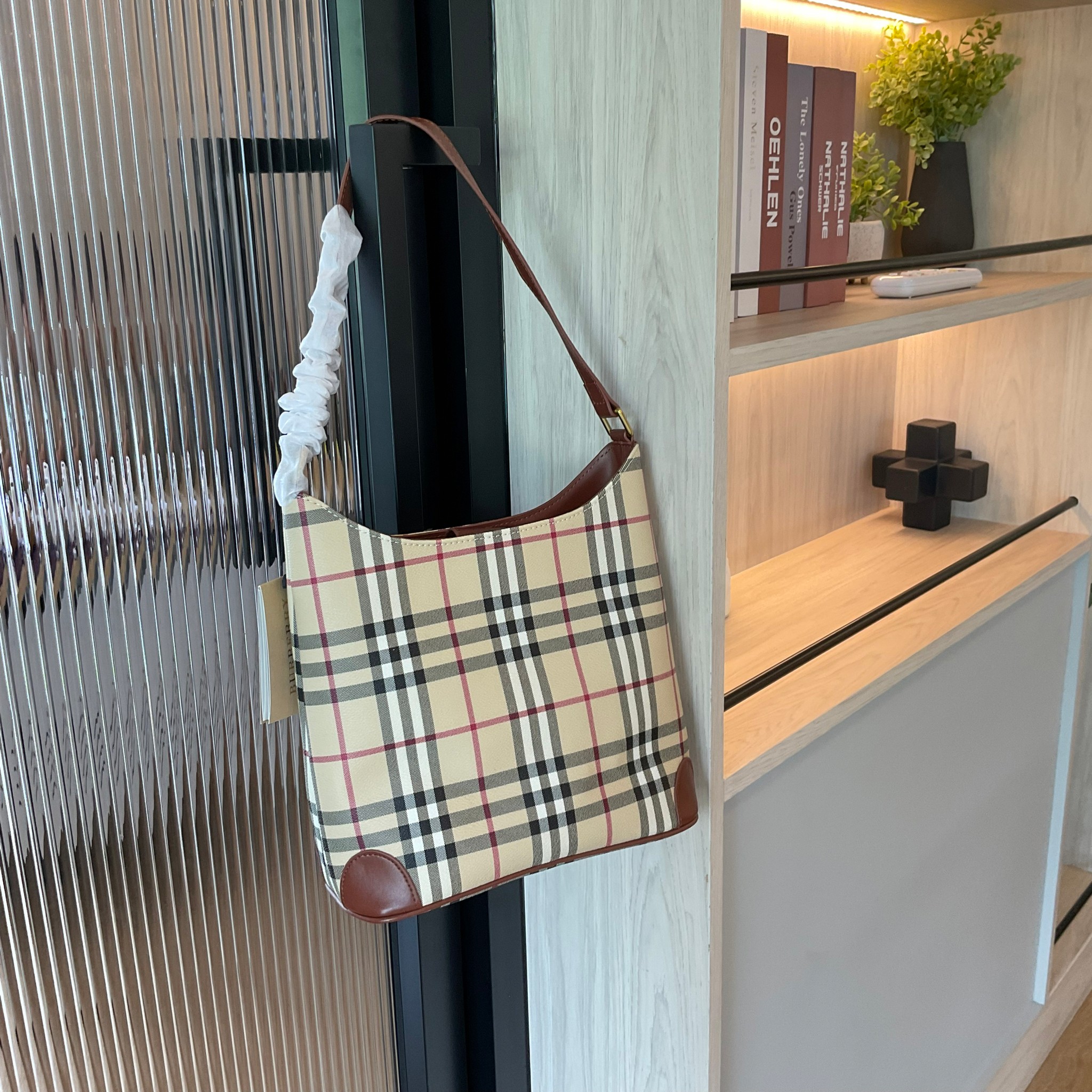 BURBERRY VINTAGE SHOULDER BAG กระเป๋าสะพายไหล่ วัสดุหนังPVC ทรงสูง อยู่ทรง ประดับโลโก้และตัดขอบด้วยหนังแท้สีน้ำตาลเข้ม