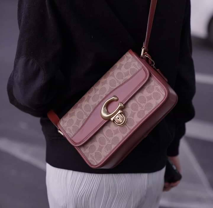 OUTLET 】COACH STUDIO SHOULDER BAG IN SIGNATURE CANVAS (COACH C6639) โอ้โห!! ตลึงเลย สวยฟาดมากๆเทอ!! 🌺ห้ามพลาดนะยูวว🤩รุ่นคลาสสิค เรียบหรู ดูแพงสุดๆ //พร้อมส่งก่อนใคร ยังไม่มีในช็อปไทยนะยูวว😘//กระเป๋าสะพาย คลอสบอดี ดีไซน์เฉียบ สายปรั