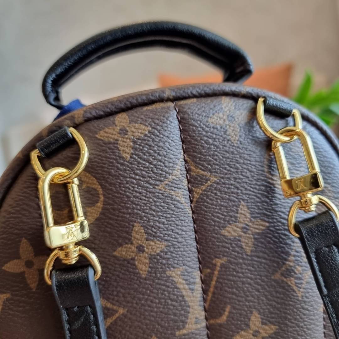LV Backpack Size Mini | สายสะพายเล็ก ถอดได้ LV palm springs New in!! เข้าแล้วกับไอเท็มยอดฮิต หรูหราพร้อม box set สุดสวย ที่สุดของความคุ้มค่า LV palm springs กระเป๋าแบ็คแพ็ค มาให้เลือก 2 ไซส์ ขายดี วัสดุหนังแคนวาสคุณภาพดี มีช่องซิปแบ่งสัดส่วน ใบเล็กสายวะพา