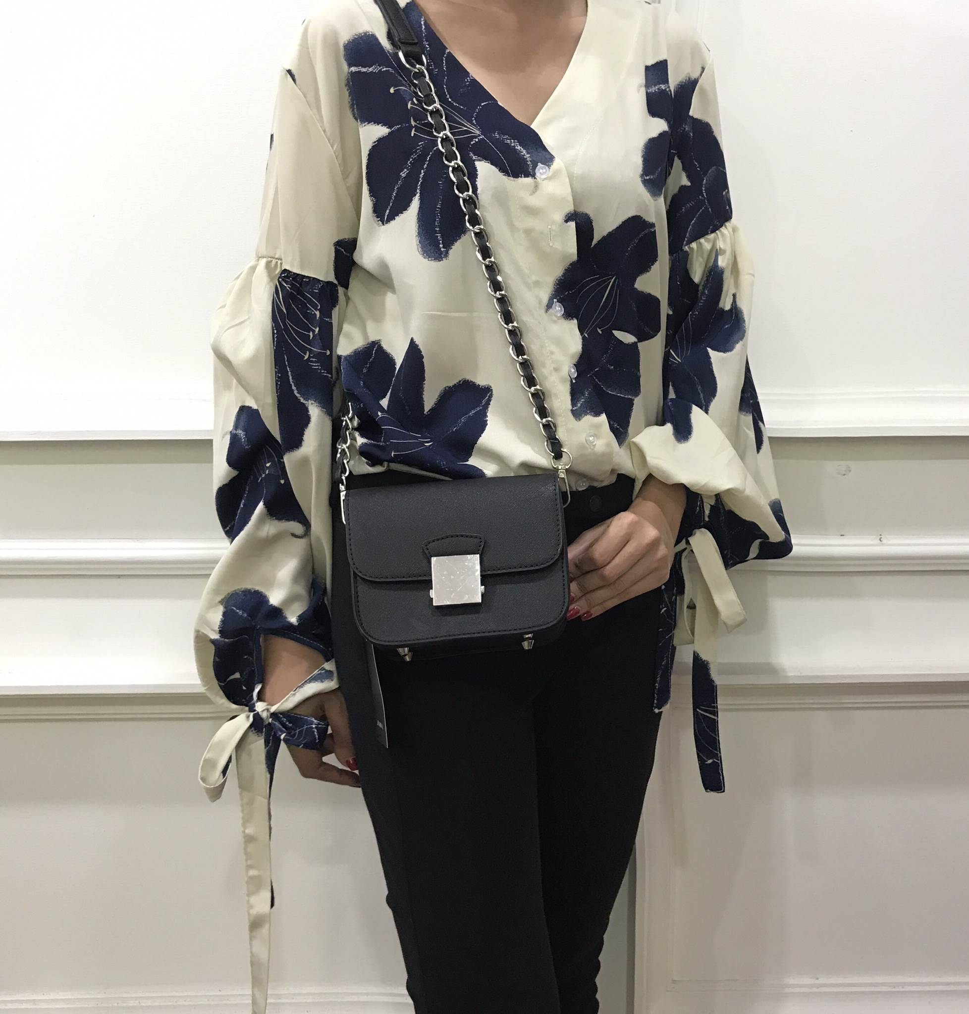 New Zara cross body with 2 straps กระเป๋าสายสะพายเก๋ช่วงนี้ต้องมานะคะ ใบนี้คุ้มสุดๆซื้อหนึ่งเหมือนได้สองใบค่ะ ตัวกระเป๋าขนาดกะทัดรัดสามารถใส่ iphone 7plus ได้ค่ะ มีสายมาให้ถึงสองสายคือสายธรรมดาสีเดียวกับตัวกระเป๋าค่ะ หากวันไหนอยากเพิ่มความแซ่บให้เปลี่ยนมา