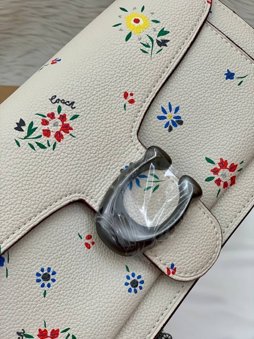 OUTLET 】รุ่นหายาก รุ่นตามหา ห้ามพลาดค่ะ! COACH TABBY FLORALPRINT ((B2081-630)) Wildflower-print Leather Shoulder Bag In White พร้อมส่งอีกครั้งค่ะ! กระเป๋าหิ้ว//สะพายไหล่//สะพายข้างได้หรือถือแบบคลัทออกงานได้เลย สุดคุ้ม! หนังแท้นิ่มอย่างดี 🌸 จุดเด่น