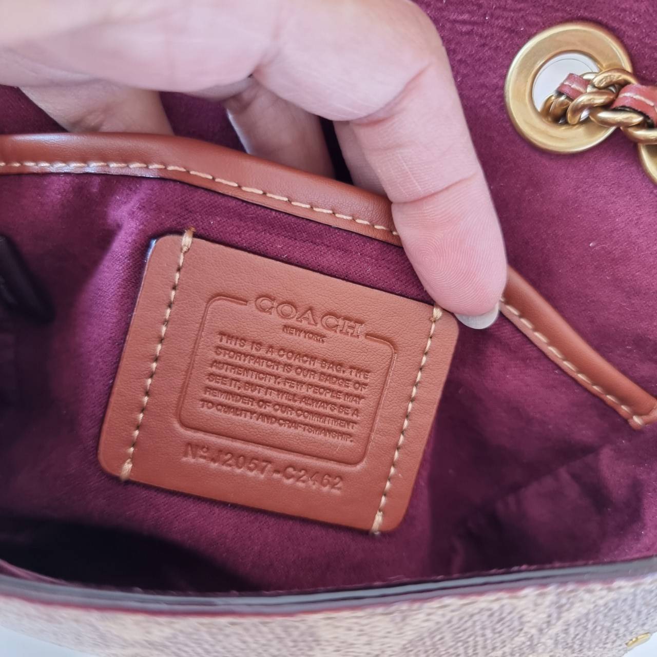 ของแท้ 💯% COACH C0829 MADISON SHOULDER BAG 16 IN SIGNATURE CANVAS กระเป๋าสะพายข้าง ไซส์กะทัดรัด พกพาง่าย น้ำหนักเบา ดีไซน์สวย โดดเด่นด้วยตัวล็อครูปดอกไม้ สีสันตกแต่งตัดกันกับลายซีอย่างลงตัว