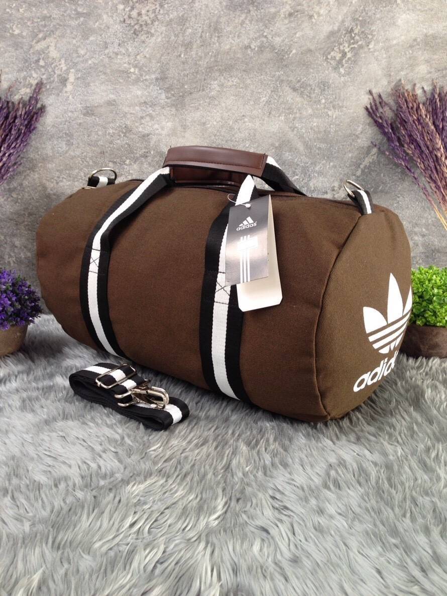 Adidas Travel Canvas Bag กระเป๋าเดินทางทรงหมอน ดีไซน์ sport วัสดุ canvas ด้านหน้าสกรีนแบรนด์ น้ำหนักเบา หูหิ้วมีหนังจับถนัดมือ ซิปแบรนด์ ช่องหลักเปิดปิดด้วยซิป ภายในกว้างใส่เสื้อผ้าได้ มีช่องเล็ก มาพร้อมสายยาว ถอด ปรับได้ค่ะ
