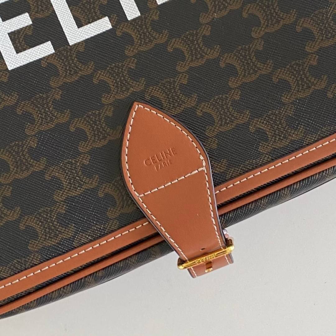 Celine Messenger Folco Bag in Triomphe Canvas กระเป๋าสะพายทรงแมสเซ็นเจอร์ โดดเด่นไม่เหมือนกับลวดลายแคนวาสที่เป็นเอกลักษ์แบรนด์แบบไม่เหมือนใครให้ด้วยความเรียบหรูดูทางการ เพิ่มความภูมิฐานให้กับคุณอย่างลงตัวเลยทีเดียวสำหรับกระเป๋าทรงแนวนอน ซึ่งเป็นกระเป๋าที่