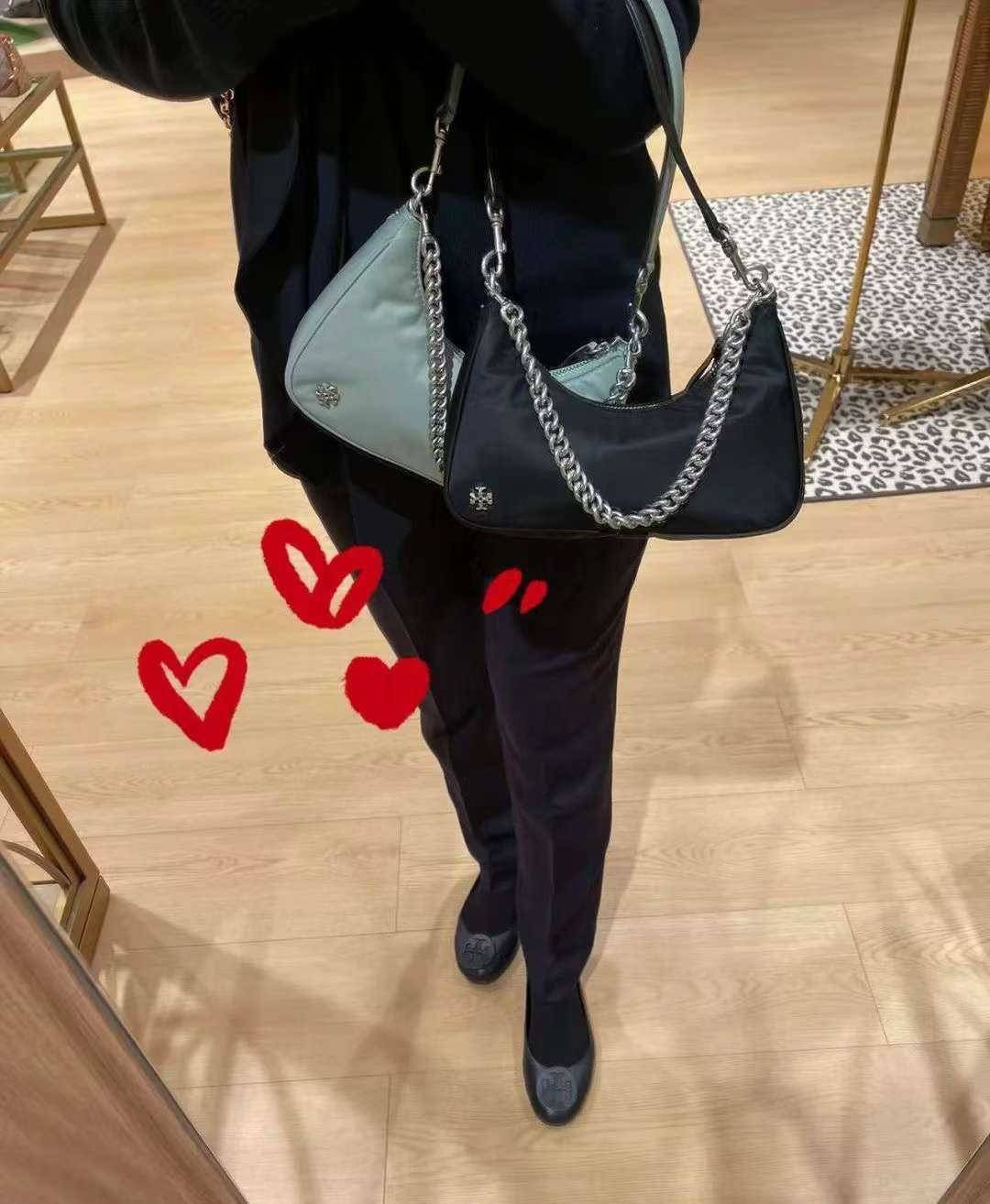 TORY BURCH handbag / TORY BURCH shoulder bag พร้อมส่งที่ไทย Tory Burch 151 Mercer Small Crescent Bag กระเป๋าถือหรือสะพายไหล่ วัสดุNylon อะไหล่เงิน น้ำหนักเบา พกพาสะดวก ใส่โทรศัพท์ iIphone+ ได้ ด้านในโล่งมีช่องเล็กใส่บัตร 2 ช่อง มาพร้อมสายสั้น สายหนัง+สายโ