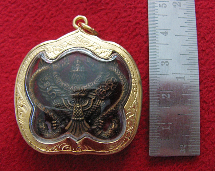 สินค้าหมดค่ะ จี้ครุฑยุดนาคเนื้อเม็ดมะขามเลี่ยมทองไมครอนพร้อมใบคาถาค่ะ