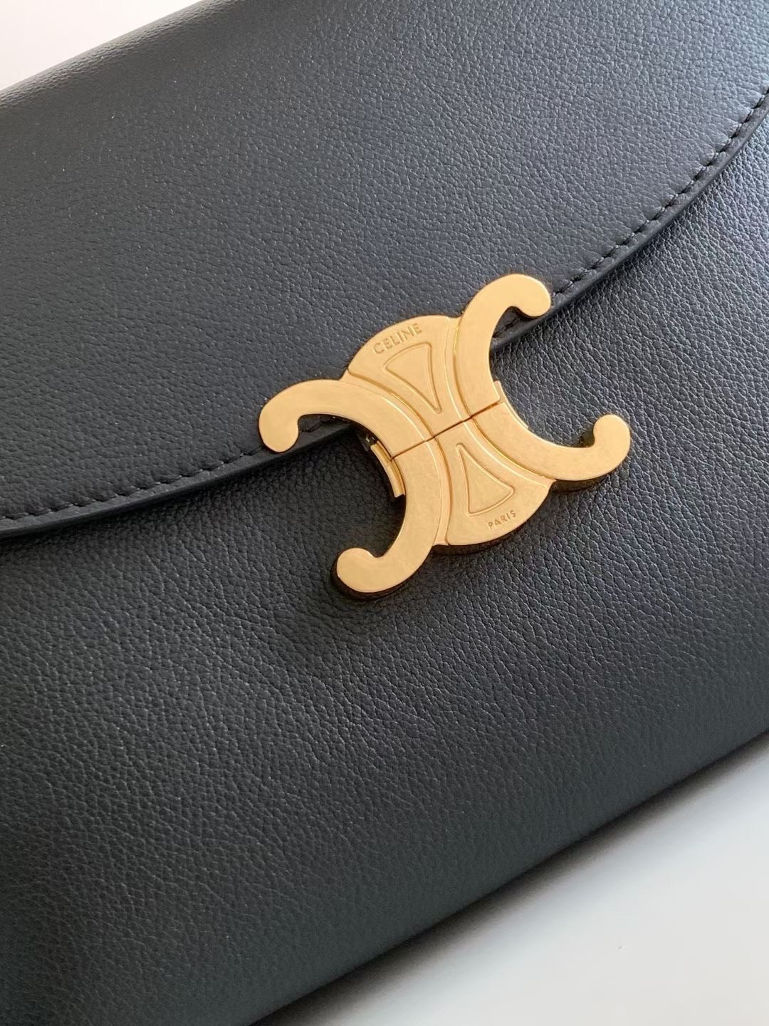 MEDIUM CELINE NINO BAG IN SUPPLE กระเป๋าสะพายหูจับในตัว แบรนด์หรู ดีไซส์คล่องตัว เกรดออริ สลับแท้ 1:1 ใช้งานต่างประเทศได้