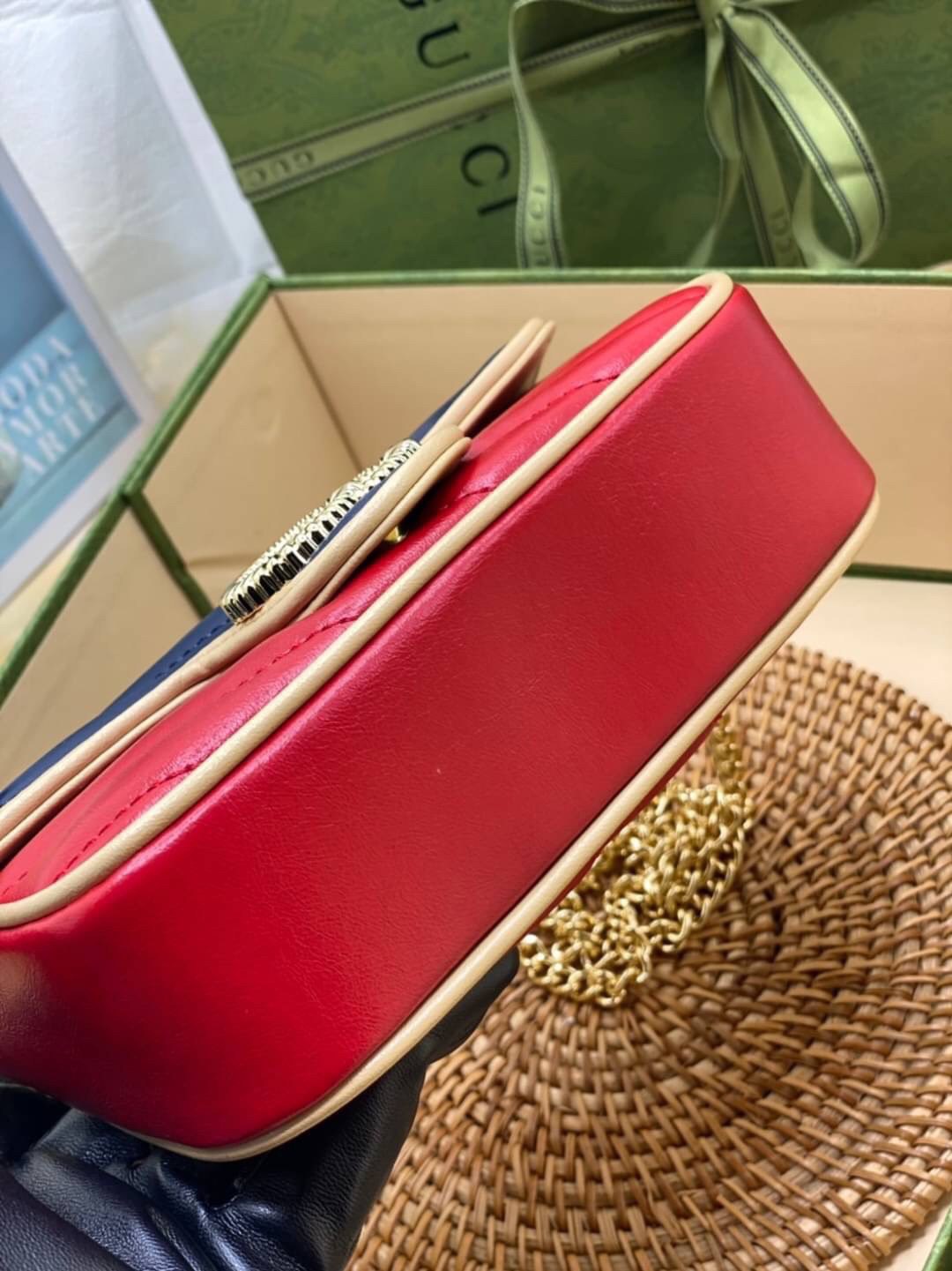 หนังแท้ VIP GIFT 】GUCCI GG Marmont super bag [mini & small] กระเป๋าสะพายข้าง โทนสีสดใสเล่นสีทูโทนตัดกันอย่างลงตัว เฟี๊ยดมากค่ะ ไซส์กะทัดรัด พกพาง่าย น้ำหนักเบา ดีไซน์สวย ภายในโล่งกว้าง มาพร้อมสายสะพายโซ่อะไหล่ทองในตัว ปรับใช้ได้ทั้งแบบสะพายเดี่ยว และสะพาย