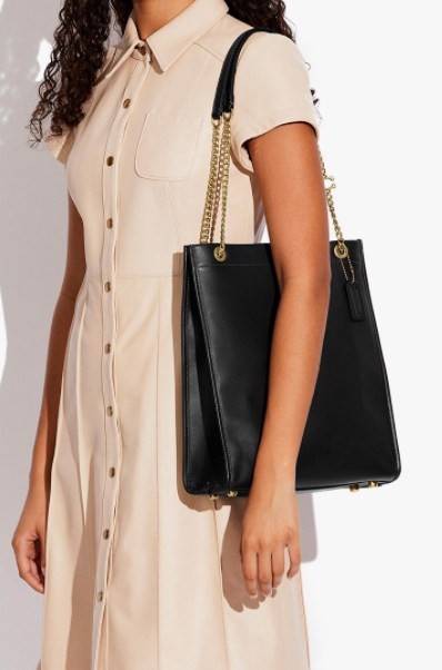 LIMITED EDITION 📣รุ่นใหม่ล่าสุด ยังไม่มีในช๊อปไทยจ้าา❗️ COACH CHAIN CASHIN TOTE ((C6338//C6620)) พร้อมส่ง สินค้าเข้าใหม่ ห้ามพลาดค่าา! กระเป๋าทรงTote สูง สามารถใส่เอกสาร//A4 ได้ วัสดุหนังแท้นิ่ม น้ำหนักเบาค่ะ 🔺จุดเด่นของรุ่นคือสายสะ