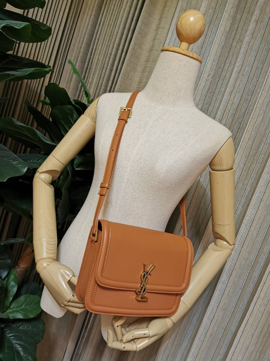 VIP 】YVES SAINT LAURENT BAG VIP GIFT WITH PURCHASE (GWP) Must Have! พร้อมส่งความสวย..items หายาก! พรีเมี่ยมกิ้ฟ Limited จาก YSL DUTY FREE COUNTER วัสดุหนังแท้ Calf skin ทรงสี่เหลี่ยมหนังสวยหรูอยู่ทรงเปิดปิดด้วยฝาปิดโลโก้แบรนด์อะไหล่ทอง ภายในโล่งมีLogo มีช