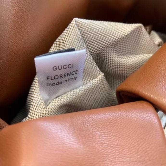 VIP 】Gucci Horsebit Gift Bag กระเป๋าสะพายข้าง Premiumgift วัสดุหนังแท้ เปิด-ปิด ด้วยกระดุมแม่เหล็ก ด้านในโล่ง ใส่ตังค์ ใส่โทรศัพท์ Iphone+ ได้ สายยาวปรับระดับได้ Crossbody ได้ น้ำหนักเบา มาพร้อมกล่องแบรนด์ สวยหรูดูแพง จะซื้อใช้เองหรือเป็นของขวัญก็เหมาะ ได