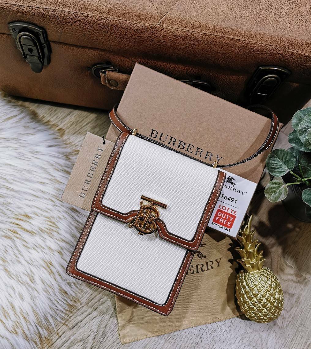 พรีเมี่ยมกิ๊ฟแท้ 100% 】BURBERRY FRAGRANCES CROSSBODY BAG VIP GIFT WITH PURCHASE (GWP) กระเป๋าสะพายพรีเมี่ยมกิ๊ฟ Limited Edition จากน้ำหอม BURBERRY วัสดุ Canvas Cotton & Leather ทรงเหลี่ยมแนวตั้งดีไซน์สวยหรูอยู่ทรงมีโลโก้แบรนด์ด้านหน้า