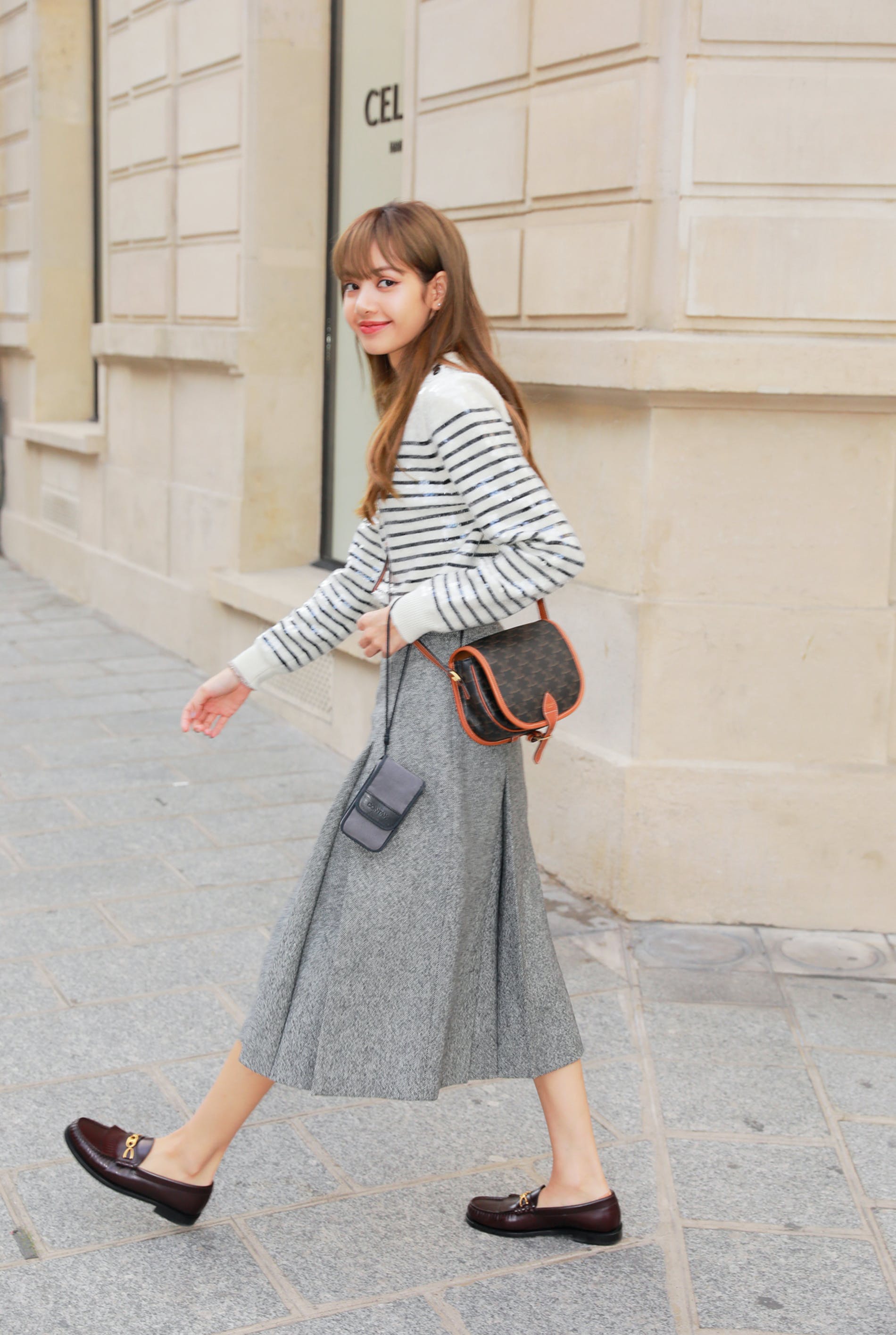 CELINE MEDIUM FOLCO BAG IN TRIOMPHE CANVAS หากใครที่กำลังมองหากระเป๋าสะพายข้าง ขนาดกะทัดรัด และเรียบหรู ต้องใบนี้เลยค่ะ เป็นกระเป๋าเปิดปิดแบบแบบฝาผับที่มีรูปทรงโค้งและที่ล็อกรูปทรงคล้ายเข็มขัด อีกทั้งยังสะท้อนความสวยสไตล์สาวปารีสได้อีกด้วย ด้านในของรุ่นนี