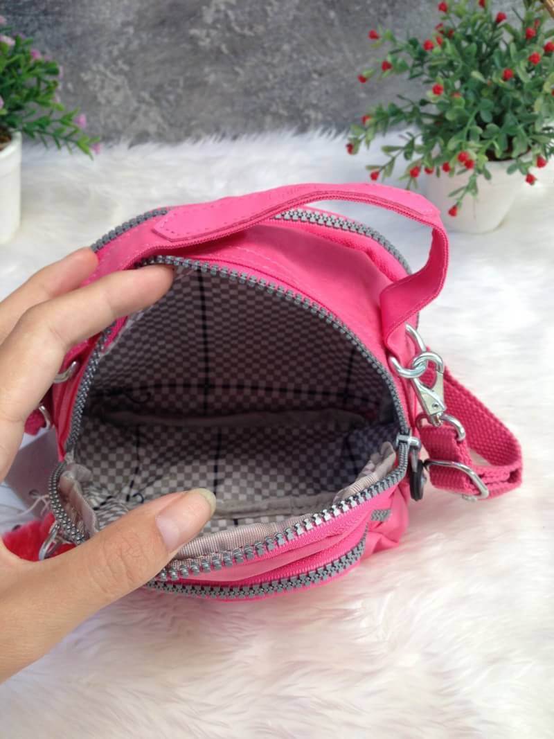 Kipling Mini Shoulder Bag K13869 Outlet Hongkong กระเป๋าสะพายไหล่ใบเล็กน่ารัก วัสดุผ้าไนล่อนกันน้ำอย่างดีตามแบบฉบับแบรนด์ แบ่งเป็นช่องซิป 3 ช่อง มีหูจับ ด้านในบุผ้าแบรนด์ มาพร้อมพวงกุญแจน้องลิง ใบนี้จุของได้เยอะน้ำหนักเบาค่ะ เหมาะมากกับการสะพายไปเที่ยวชิว