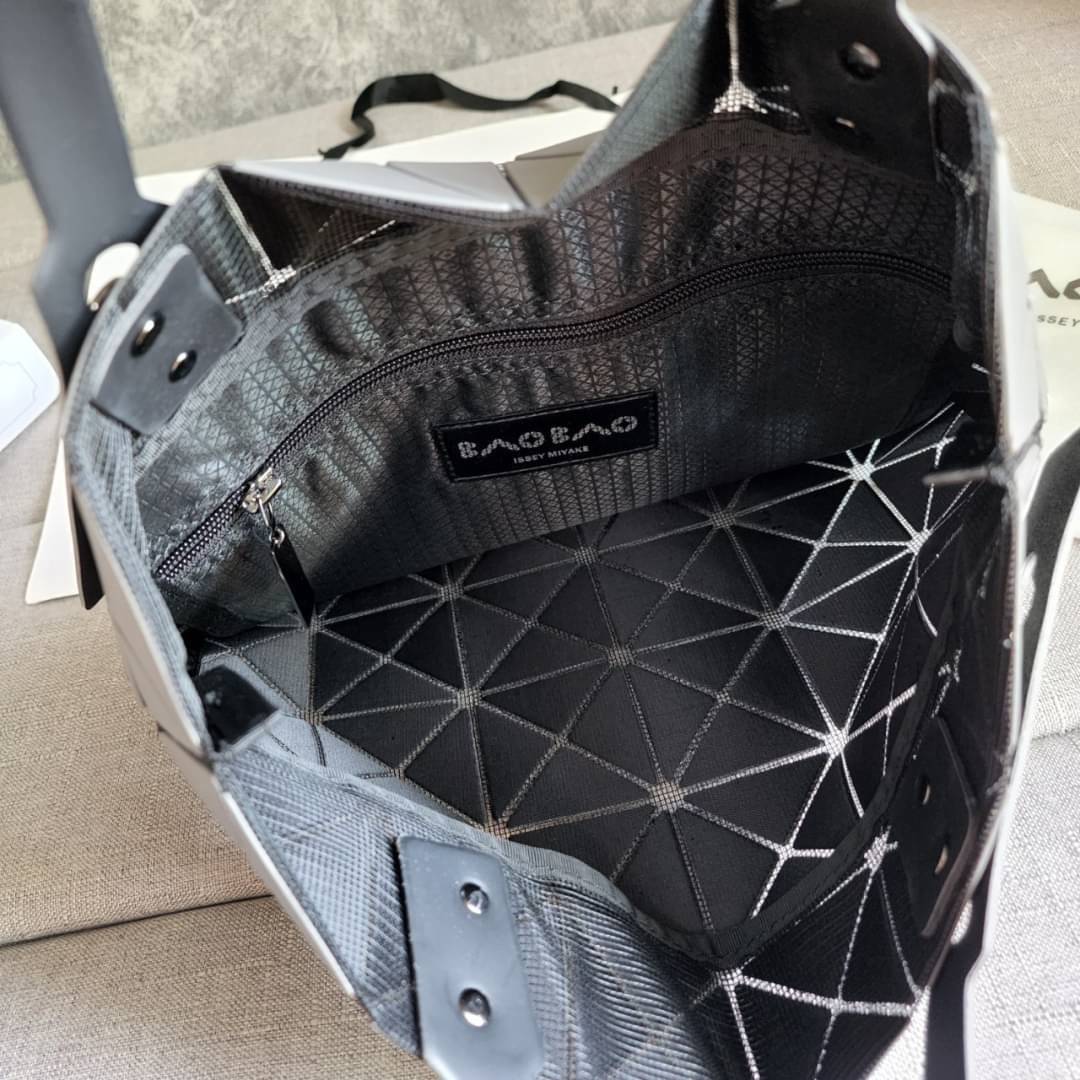 BAO BAO ISSEY MIYAKE LUCENT ONE-TONE กระเป๋า Bao Bao จากแบรนด์ดัง Issey Miyake แบรนด์แฟชั่นจากประเทศญี่ปุ่น ซึ่งมีสินค้ามากมายไม่ว่าจะเป็นเสื้อผ้า นาฬิกา น้ำหอม และที่ขาดไม่ได้นั่นก็คือ กระเป๋า Bao Bao ที่มีความพิเศษในเรื่องของวัสดุและดีไซน์ที่ครองใจสถาปน