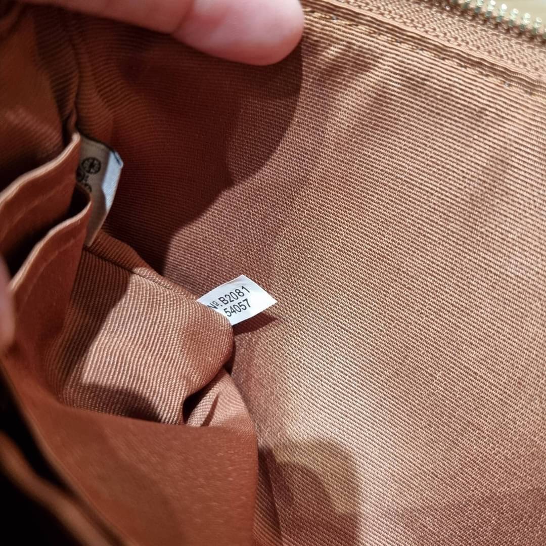 COACH F54057 DOUBLE ZIP WALLET IN SIGNATURE กระเป๋าคล้องมือ size L ใบนี้ใส่มือถือได้ทุกรุ่น ขนาดกำลังดี พกพาสะดวกมากๆ วัสดุหนังสังเคราะห์ ภายในเป็นผ้าสีสวยคม ใส่ธนบัตร ใส่บัตรได้เยอะ ใส่มือถือได้สบายๆทุกรุ่น ตอบโจทย์สาวๆที่ไม่ชอบพกเยอะวุ่นวายจ้า ใบนี้เอาอ